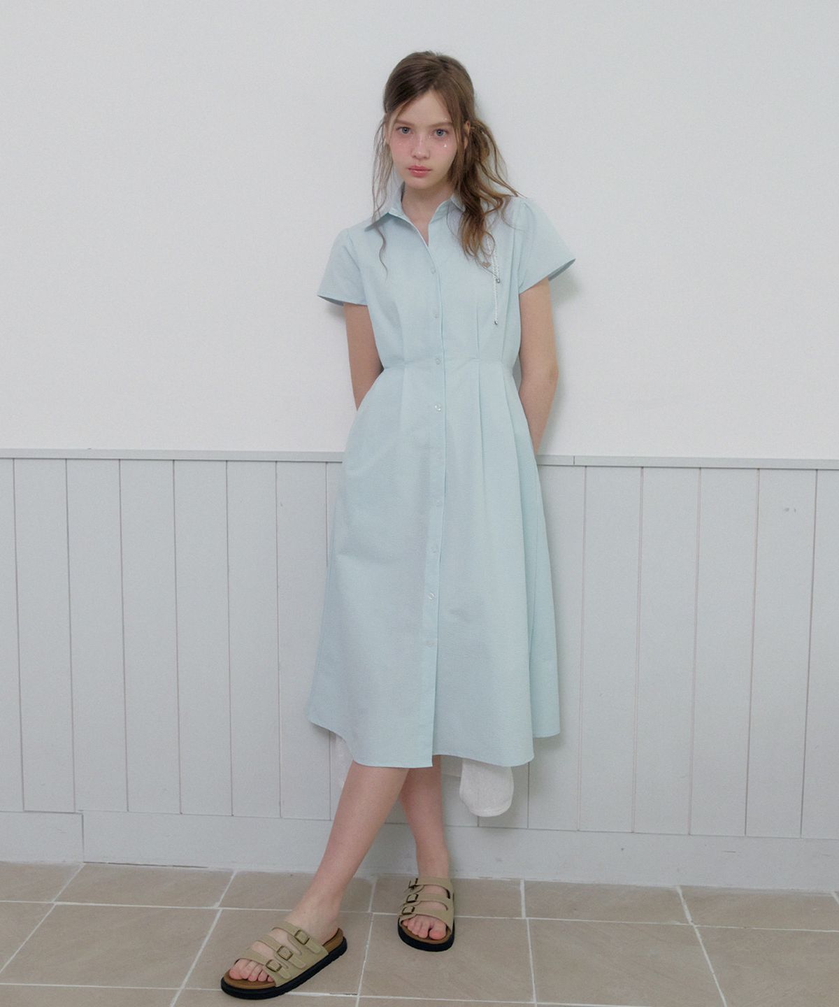 트위(TWEE) 디링 오픈 카라 시어서커 핀턱 롱 원피스