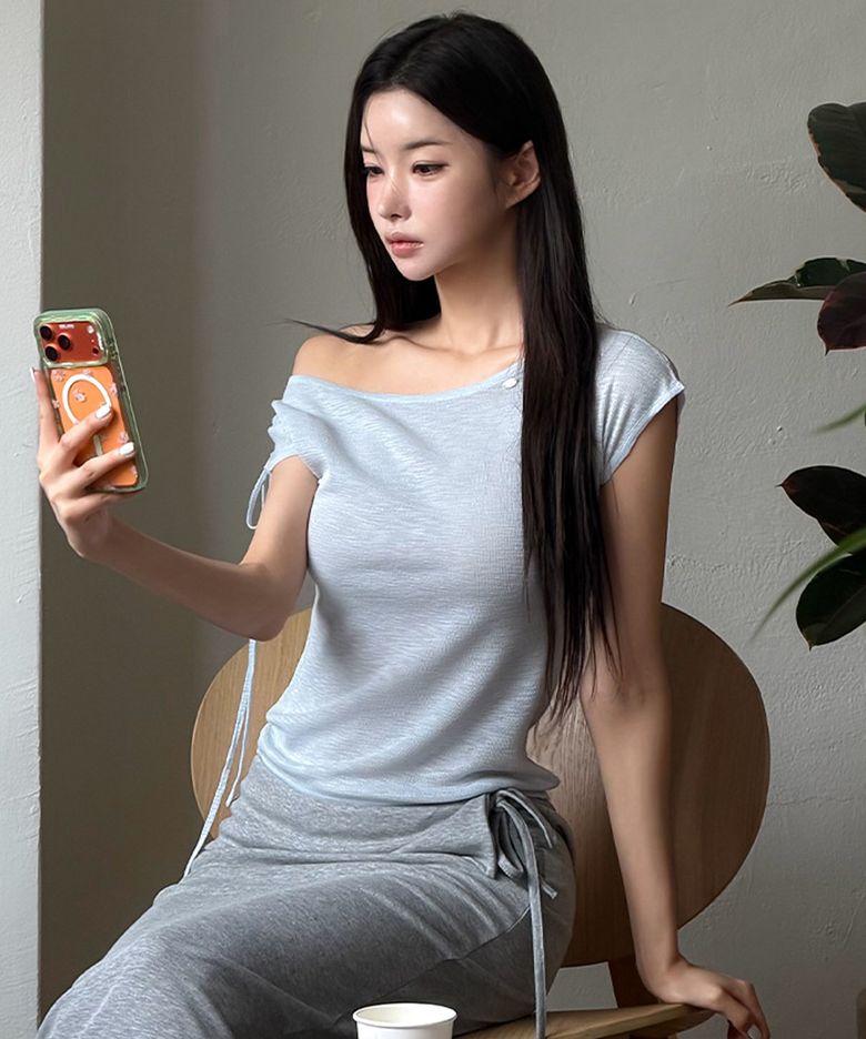 펠러 오프숄더 스트랩 반팔 니트