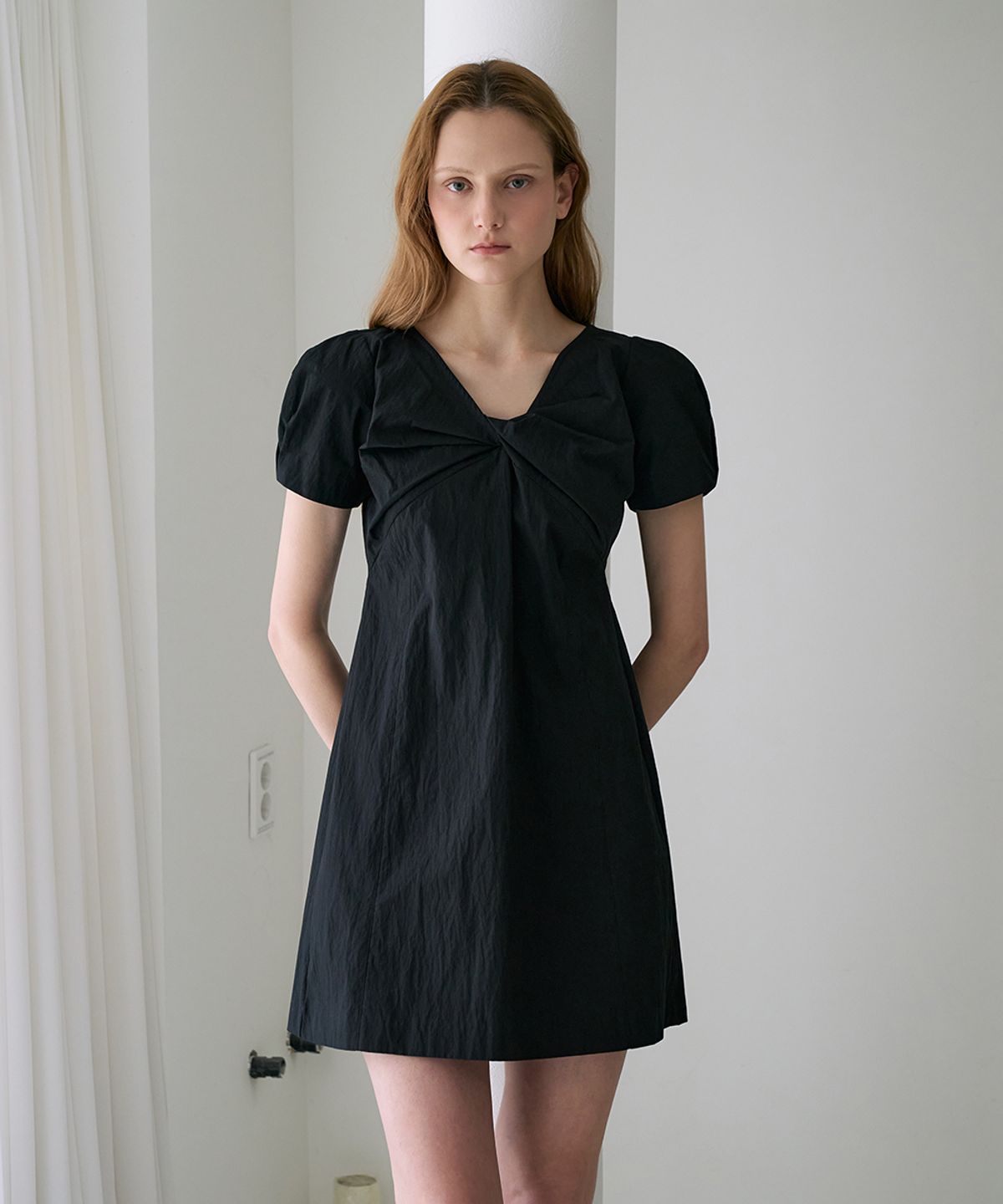 드헤베(DEHEVE) Twist Flare Mini Dress [Black]