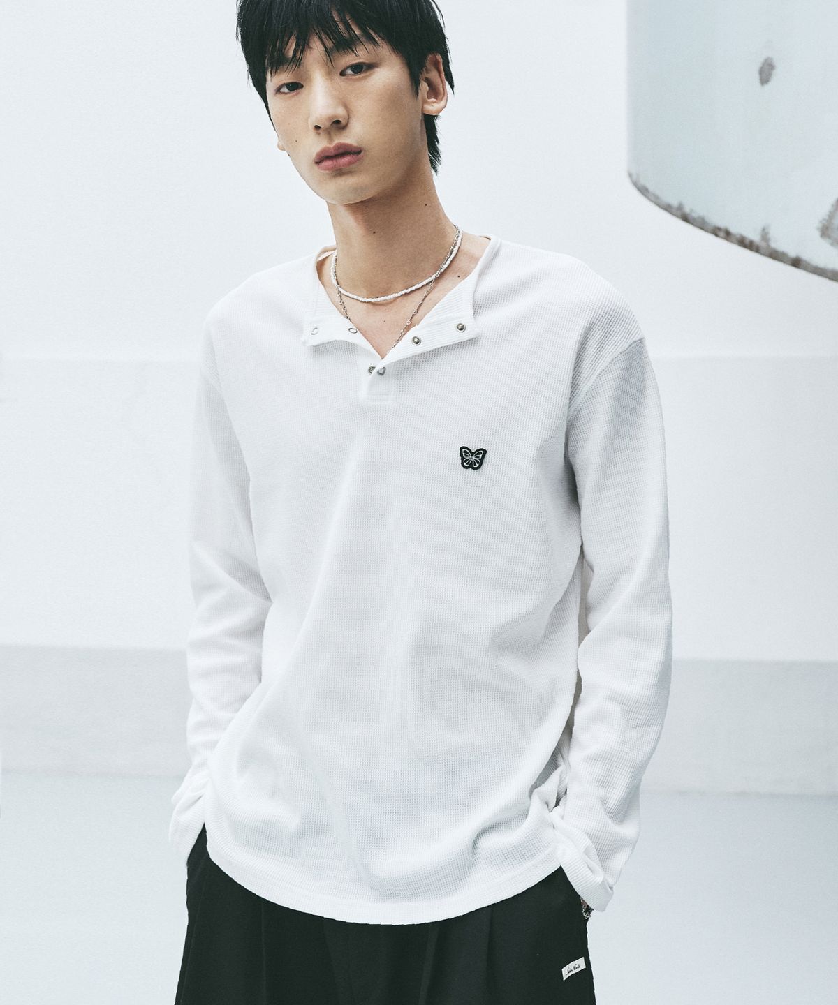 닉앤니콜(NICK&NICOLE) SNAP HENLEY NECK T-SHIRT_WHITE