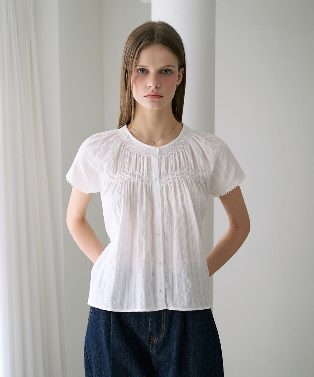 드헤베(DEHEVE) Round Neck Smocked Blouse [Ivory]