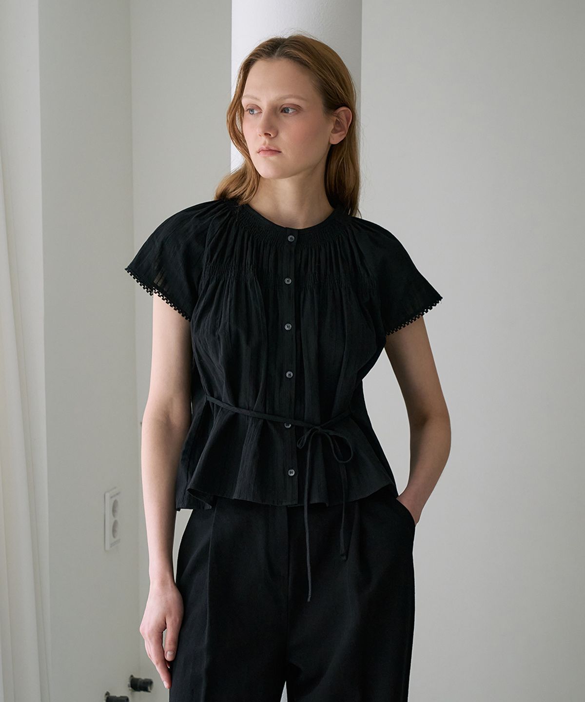 드헤베(DEHEVE) Round Neck Smocked Blouse [Black]