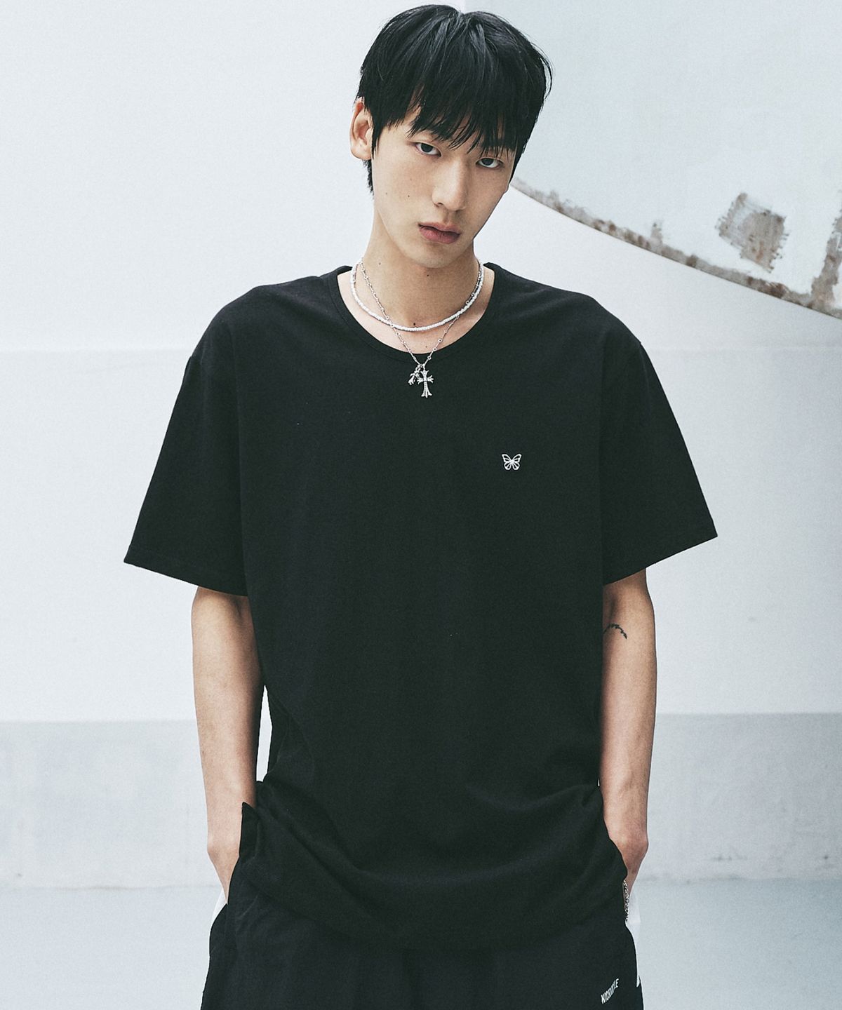 닉앤니콜(NICK&NICOLE) FLUID BUTTERFLY SLIT T-SHIRT_BLACK