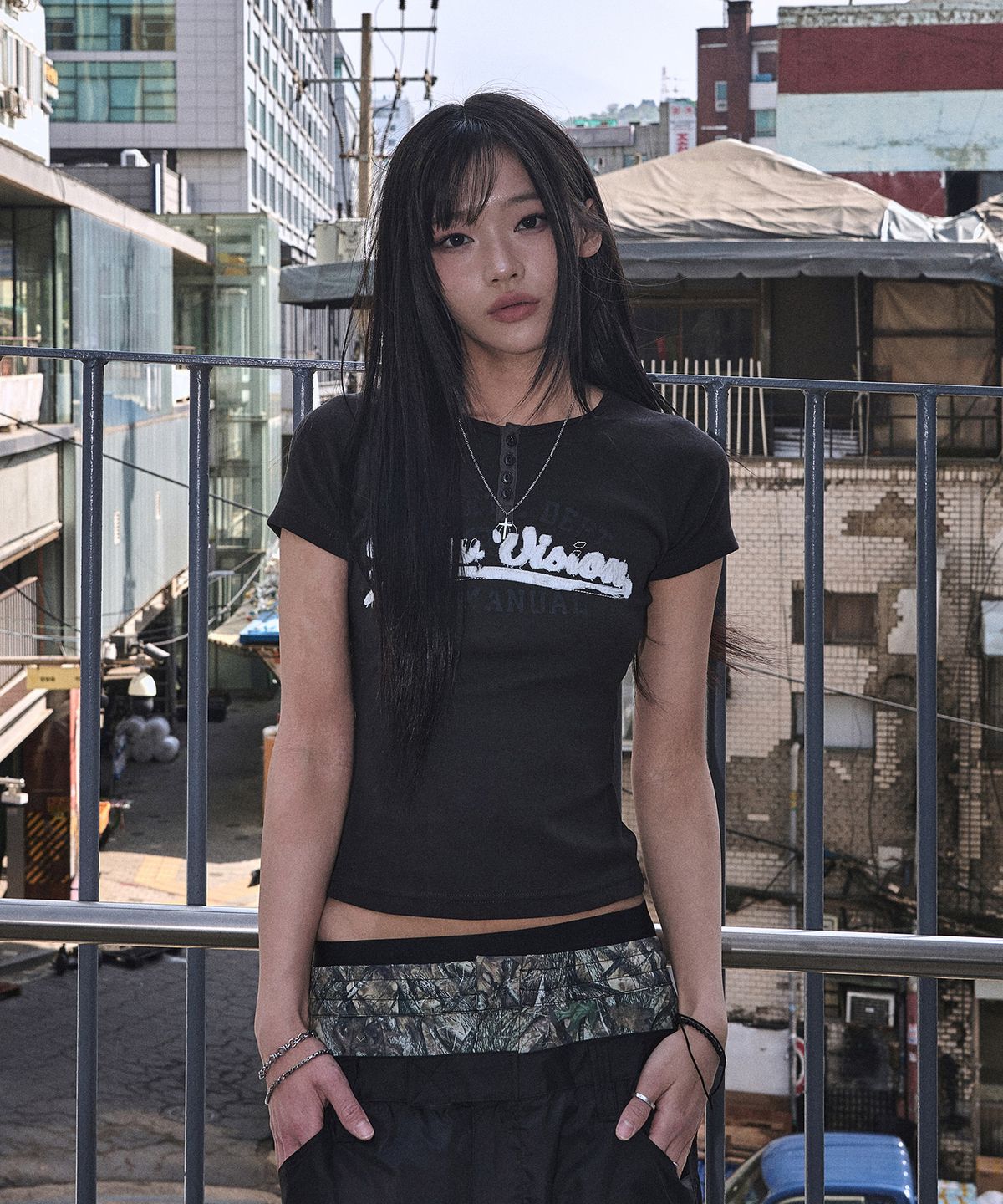 노매뉴얼(NOMANUAL) R.V APPLIQUE RAGLAN T-SHIRT (WOMAN) - CHARCOAL