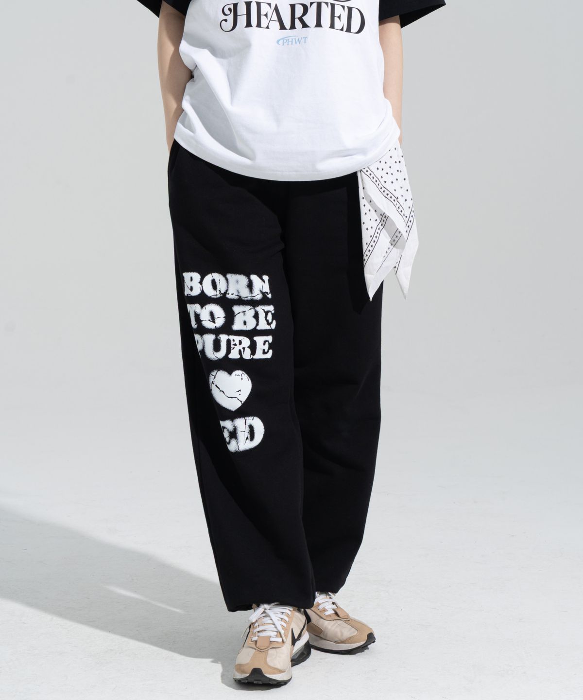 페이즈화이트(PHASEWHITE) [PHASE_4] GRUNGE HEART JOGGER SWEATPANTS _BLACK / 8802026-LP02