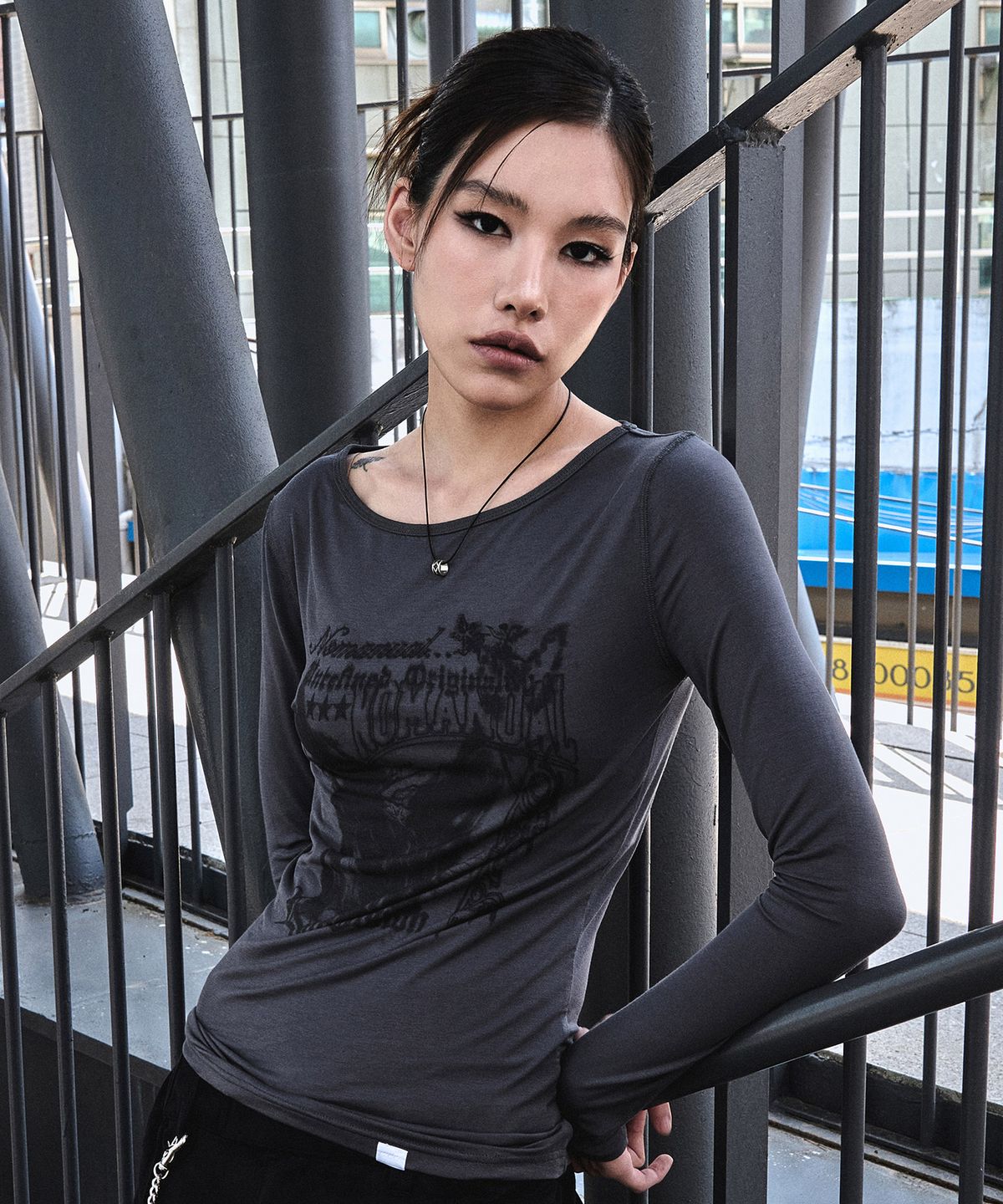 노매뉴얼(NOMANUAL) RAW SKETCHED LONG SLEEVE TEE - CHARCOAL