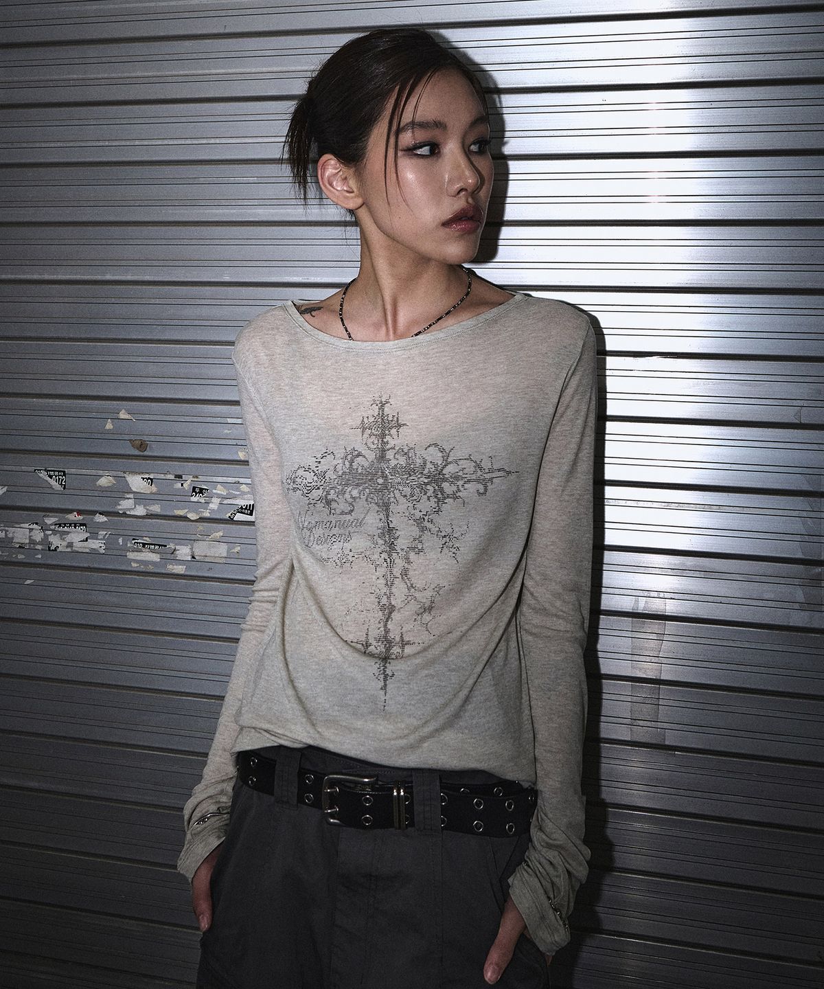 노매뉴얼(NOMANUAL) CROSS SHEER LONG SLEEVE TEE - WARM GRAY