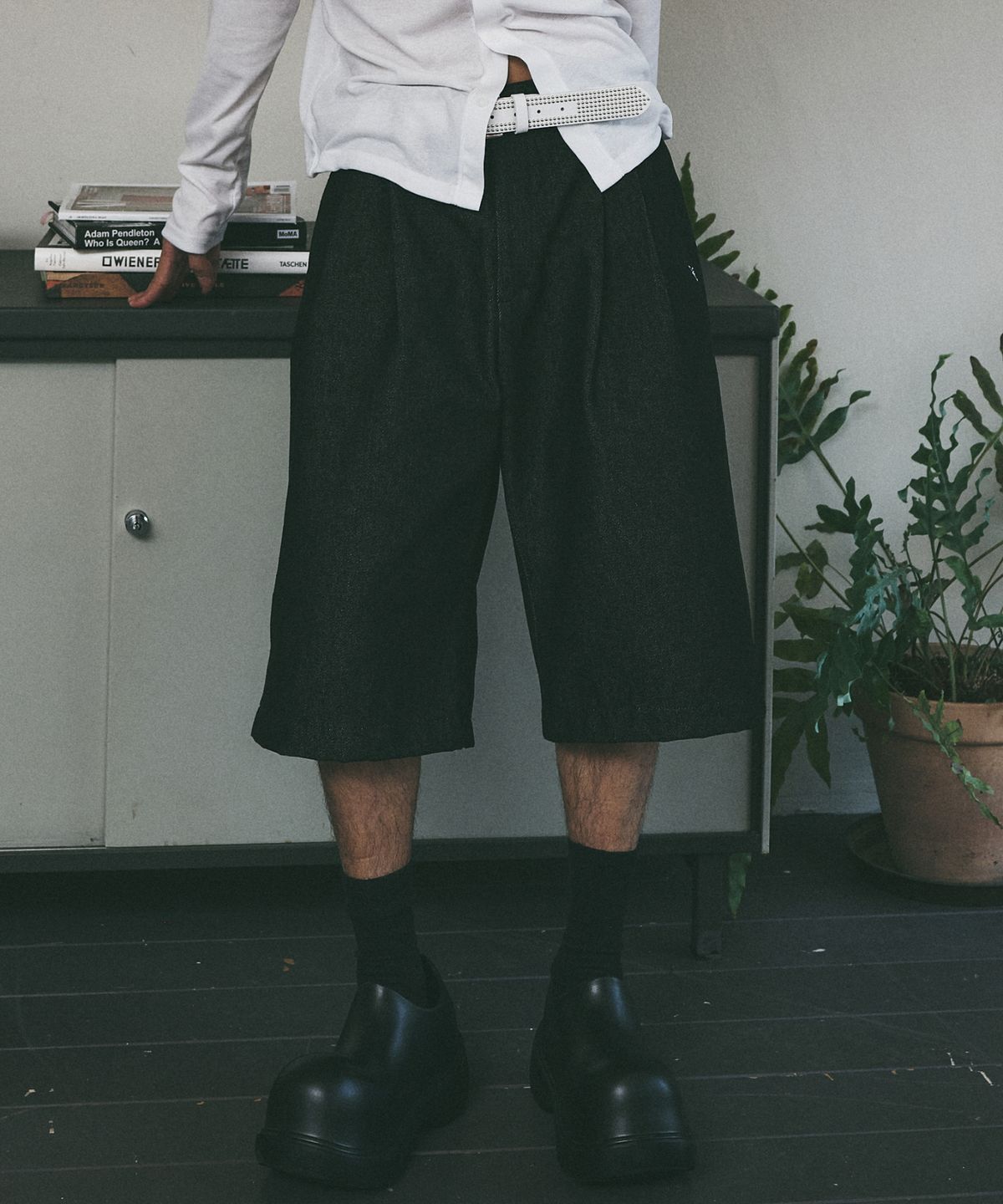 닉앤니콜(NICK&NICOLE) BUTTERFLY BERMUDA DENIM PANTS_BLACK