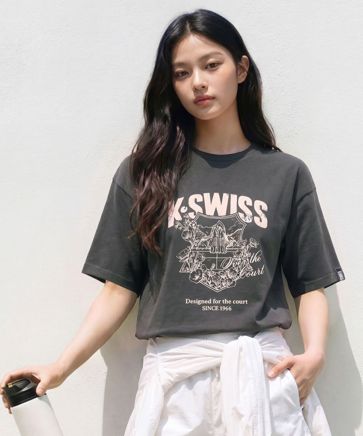케이스위스(K-SWISS) 60th 쉴드 플라워 그래픽 티_1KSTSMV906GY