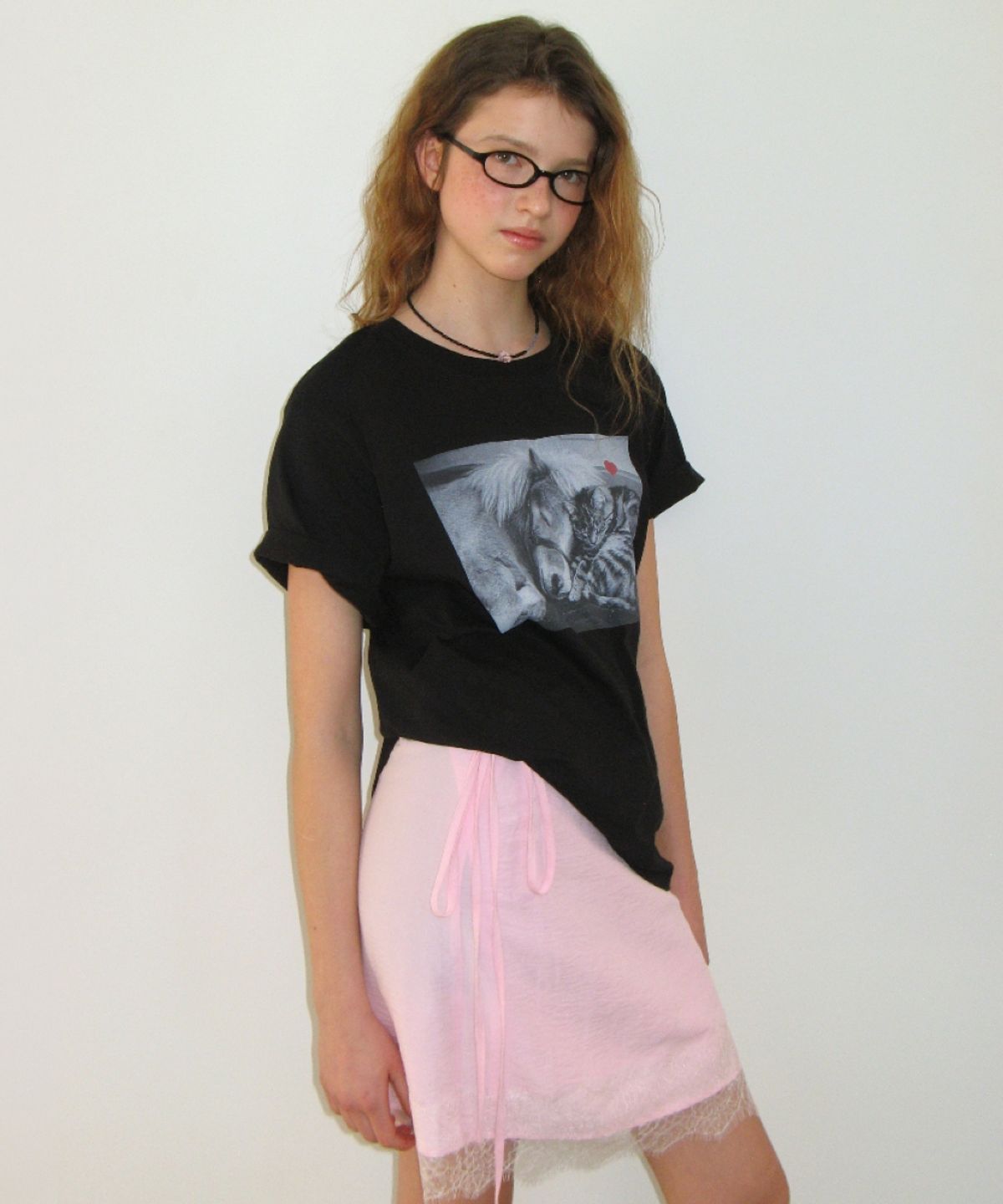 론론(RONRON) PONY CAT FRIENDS PHOTO BASIC FIT T SHIRT BLACK