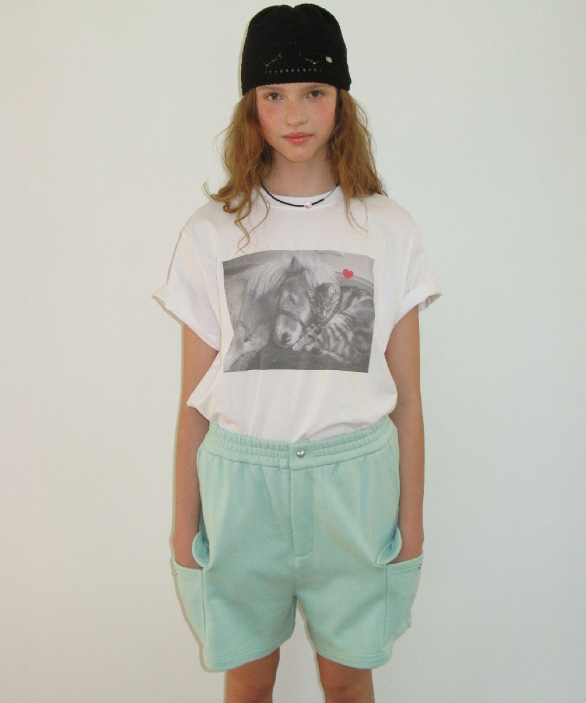 론론(RONRON) PONY CAT FRIENDS PHOTO BASIC FIT T SHIRT WHITE