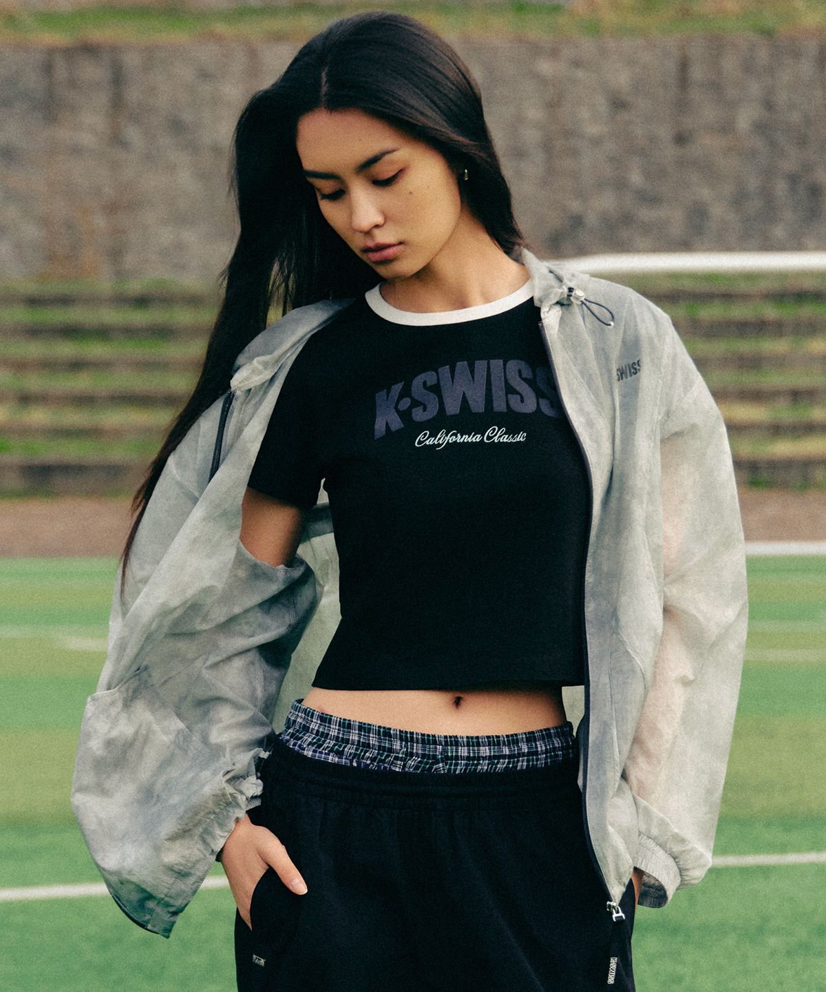 케이스위스(K-SWISS) 여성 60th 로고 크롭 티_1KSTSMV509BK