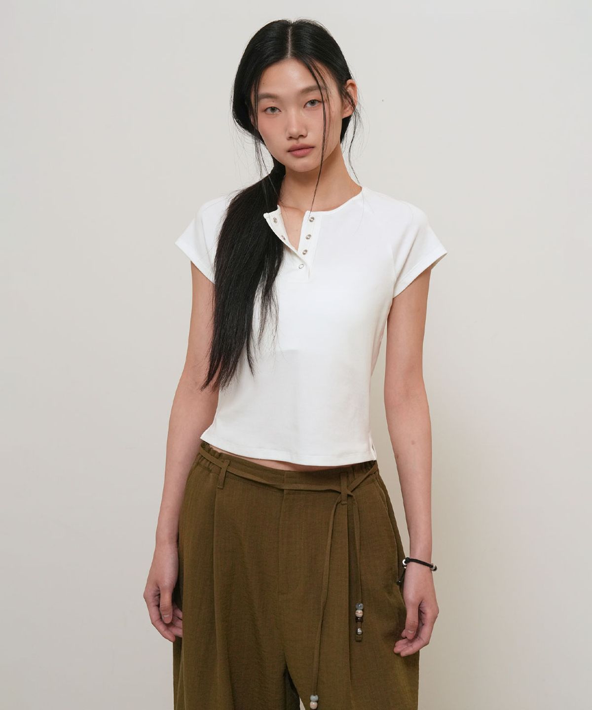 제너럴아이디어(GENERALIDEA) 스냅 헨리넥 티셔츠 [WHITE] / GF2LTS528