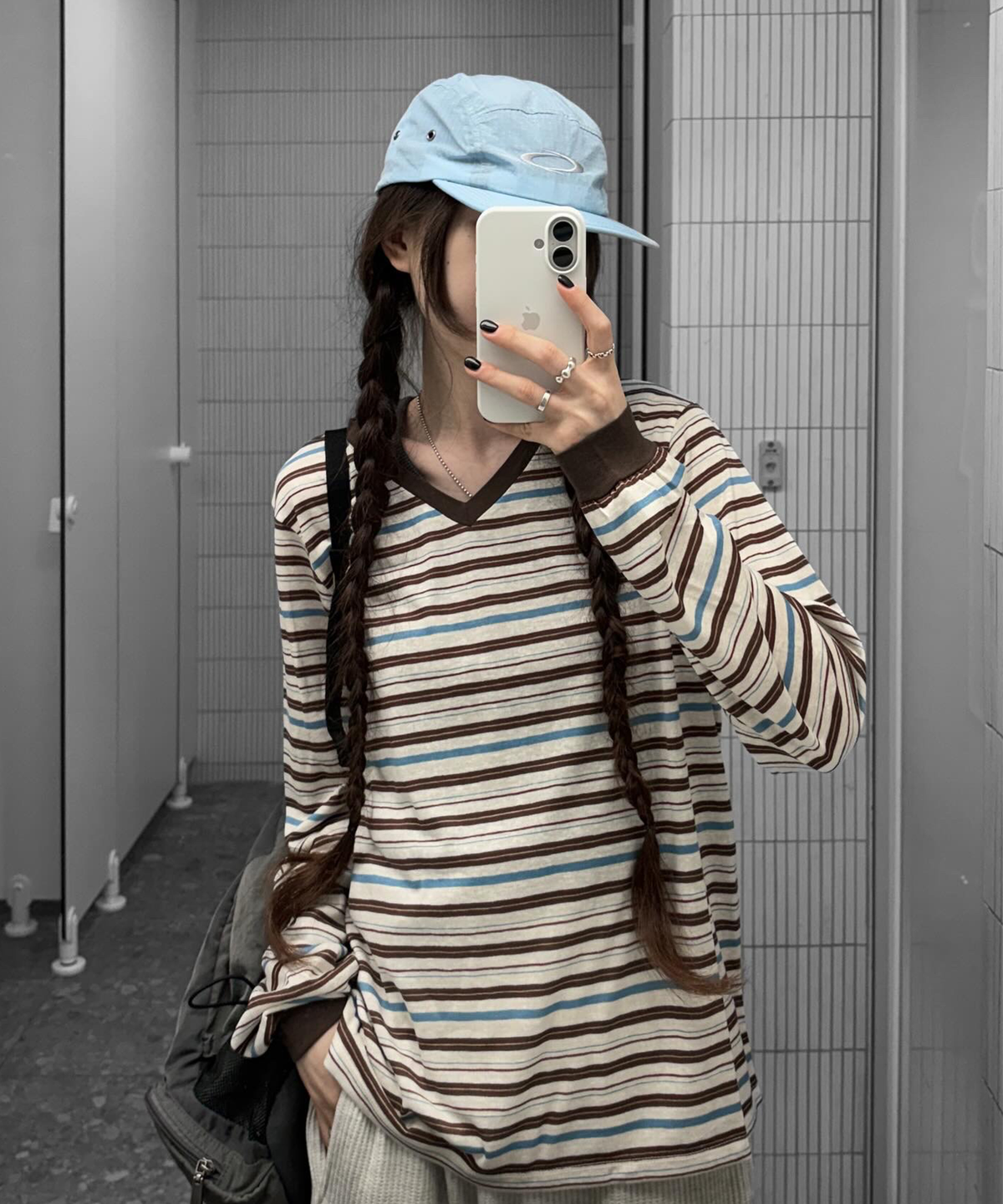사유(SAYUU) 마일드 스트라이프 브이넥 티셔츠 브라운