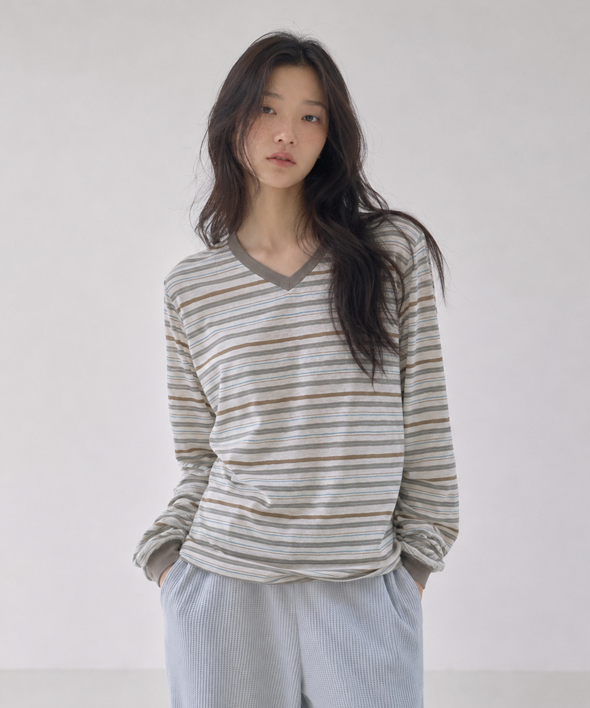 사유(SAYUU) 마일드 스트라이프 브이넥 티셔츠 모카