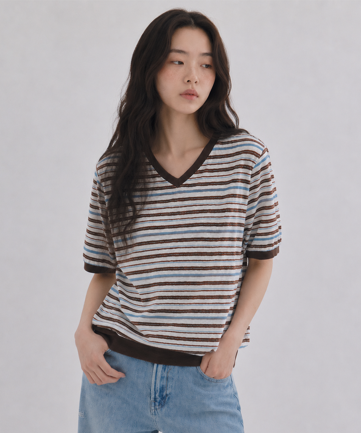 사유(SAYUU) 마일드 스트라이프 브이넥 반팔 풀오버 브라운