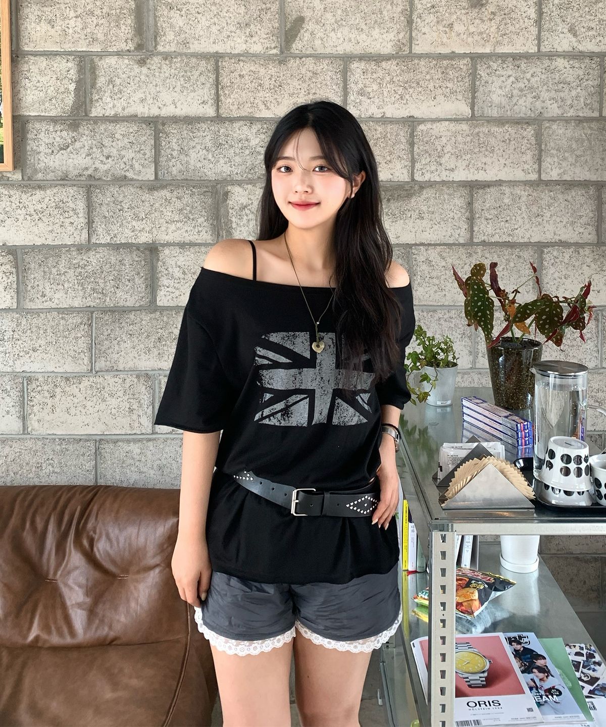 어썸스튜디오(AWESOME STUDIO) 유니언잭 원숄더 티셔츠 블랙