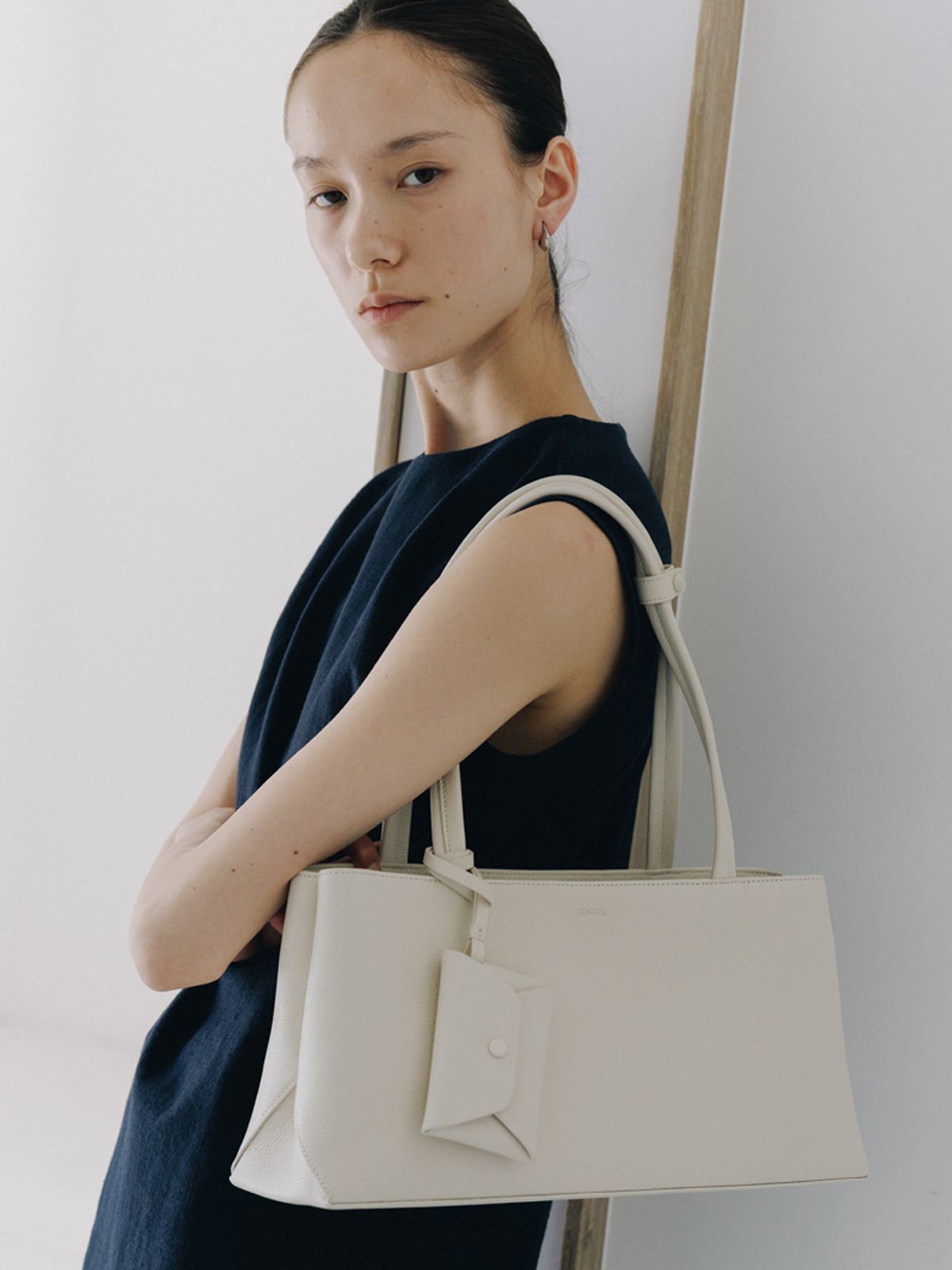 드메리엘(DEMERIEL) Serena Shopper Wide Bag Ivory