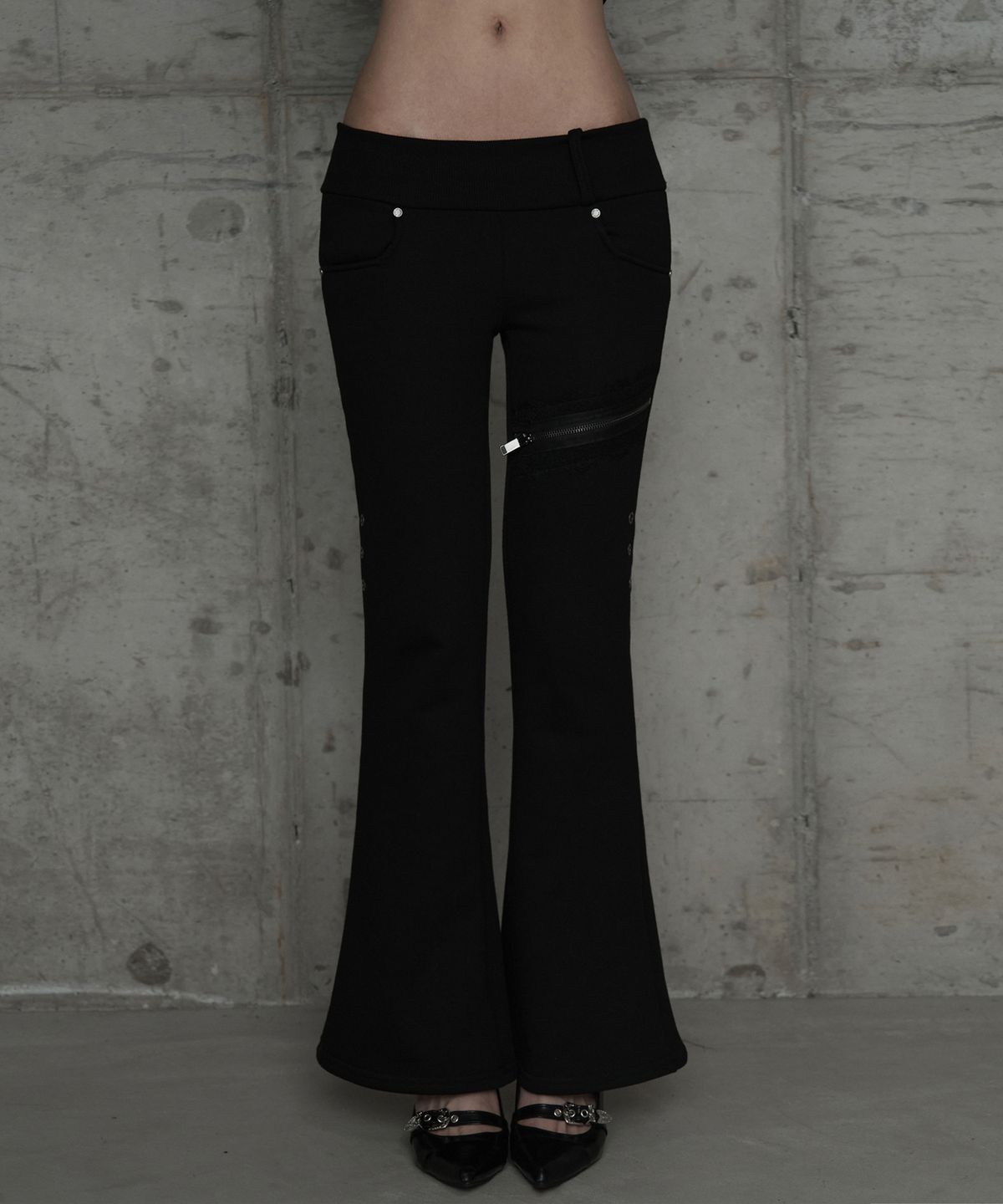 에트오소메(ETRE AU SOMMET) Lace Zipper Layer Bootcut Pants (Black)