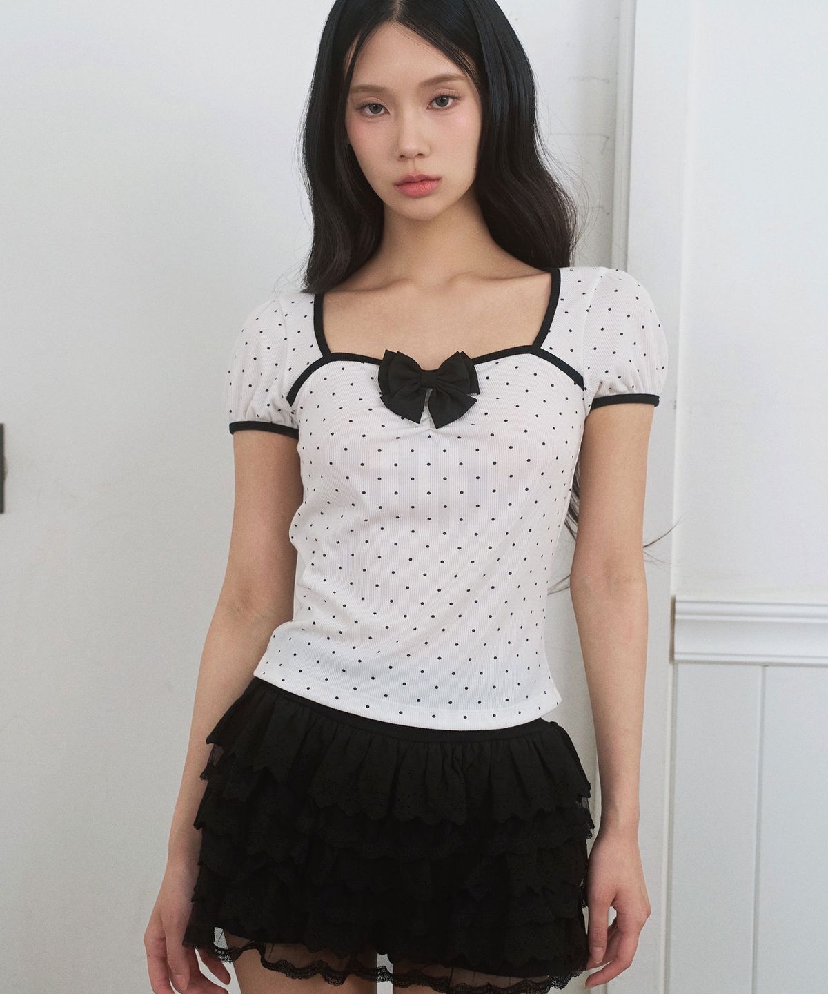 리메크(LIEMÉQUE) 도트 리본 스퀘어넥 티셔츠 화이트