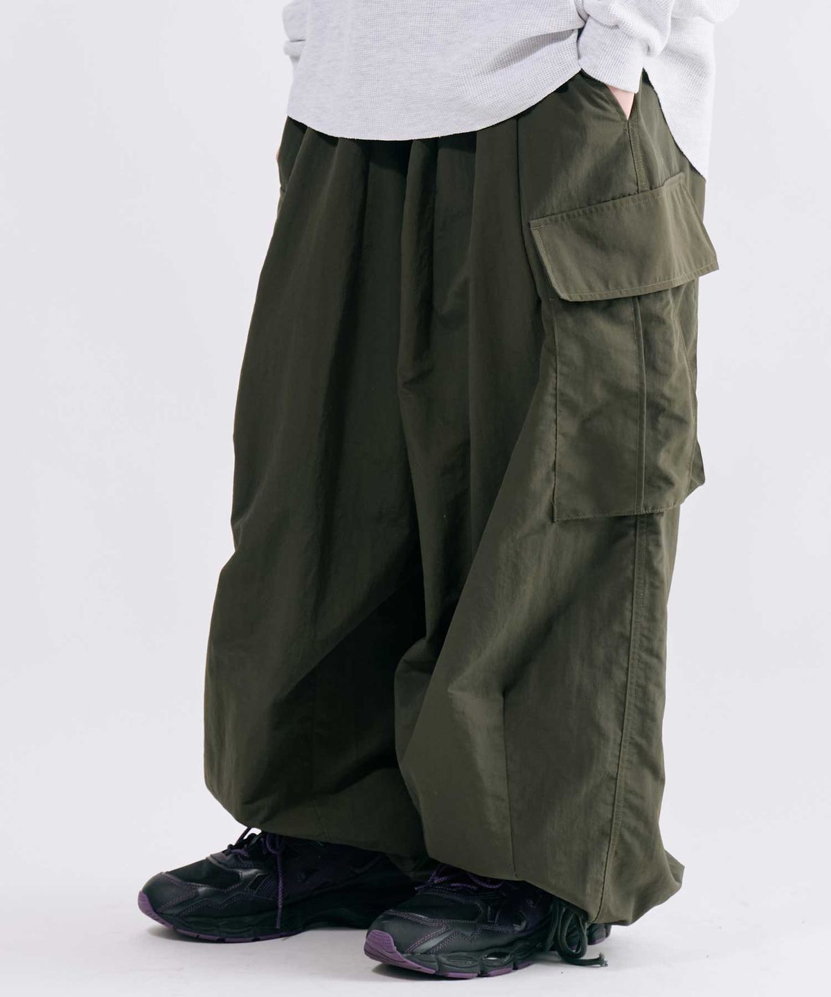 스미스아머(SMITHARMOR) [UNISEX] 커브 나일론 스트링 와이드 카고 팬츠_카키