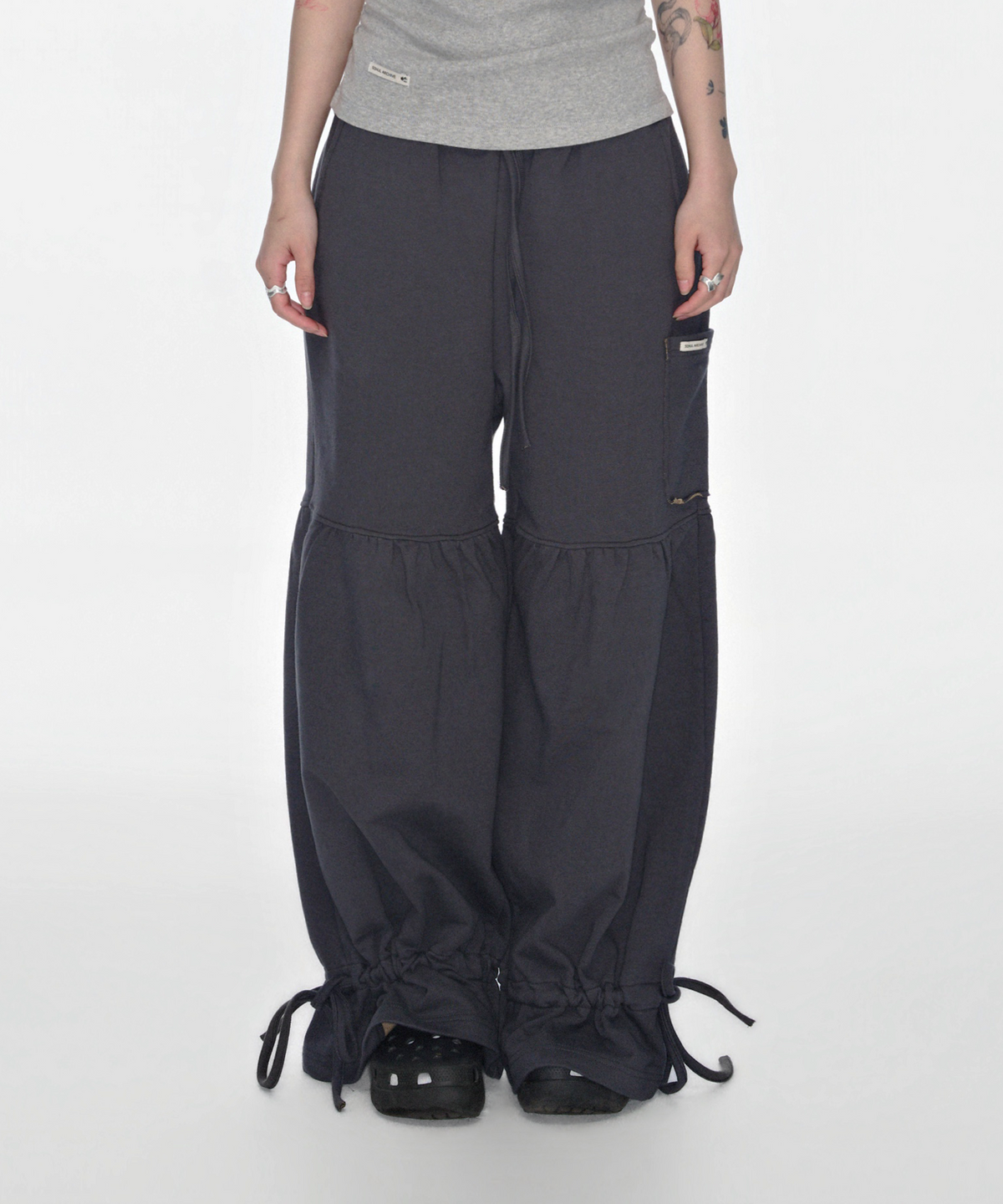 소흘(SOHUL) Leg Tunnel Flare Pants (차콜)