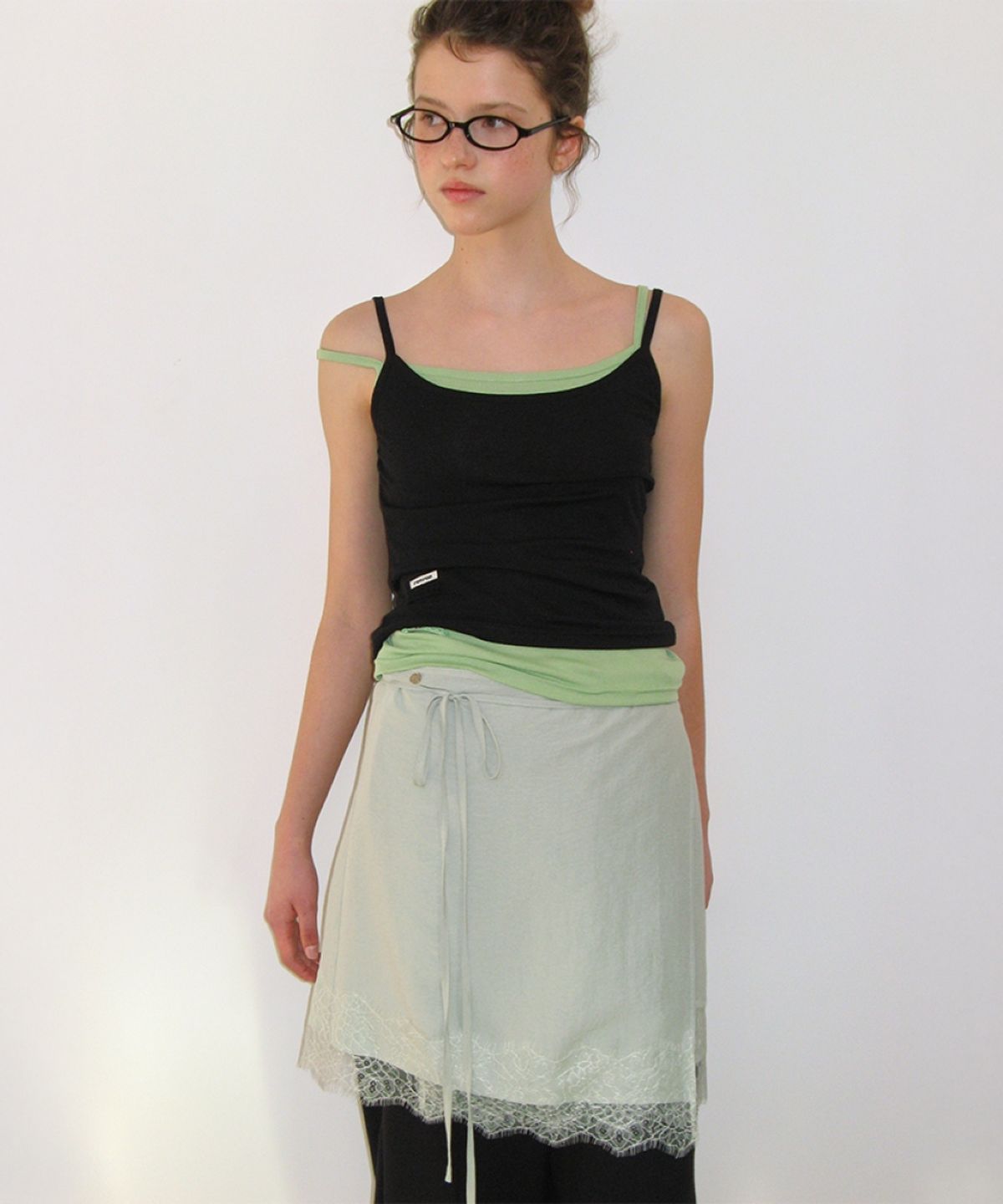 론론(RONRON) MINI LABEL SLIM SLEEVELESS BLACK