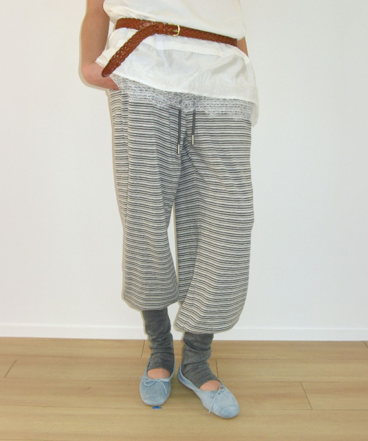 론론(RONRON) LEG WARMER LAYERED SWEAT PANTS GREY STRIPE