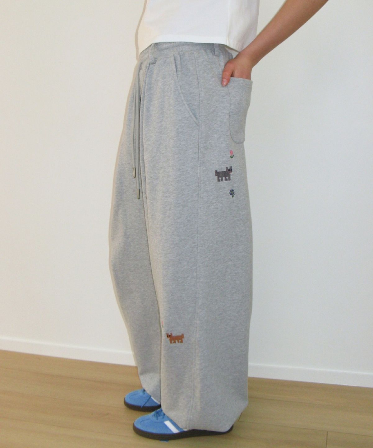 론론(RONRON) PONY CAT EMBROIDERY WIDE SWEAT PANTS GREY
