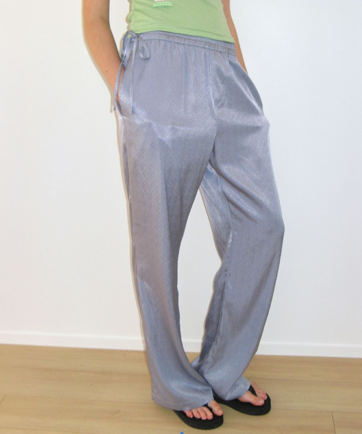 론론(RONRON) WAIST BOW TIE SHINING PANTS DUSTY BLUE