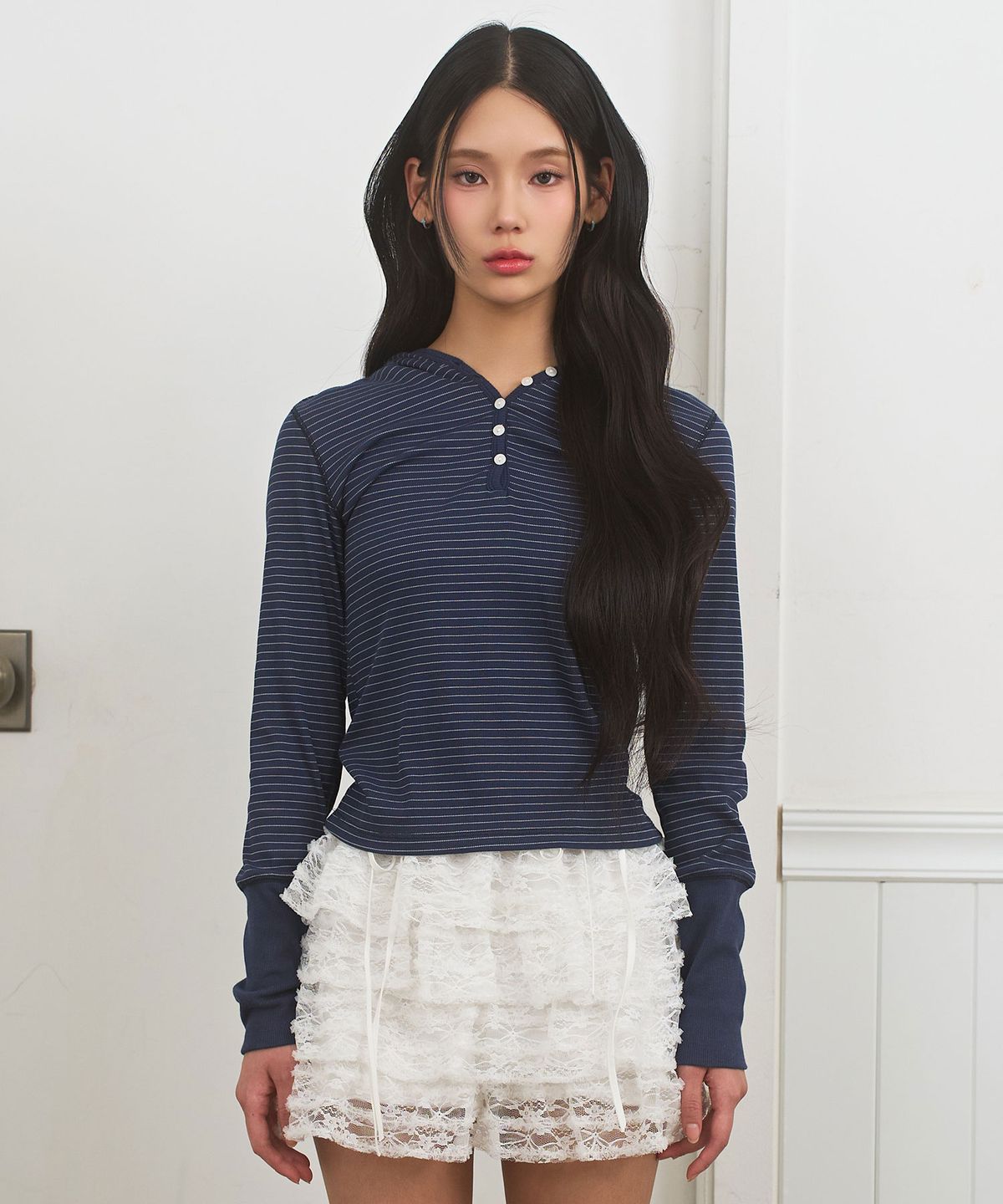 리메크(LIEMÉQUE) 스트라이프 슬림 버튼 후드 네이비