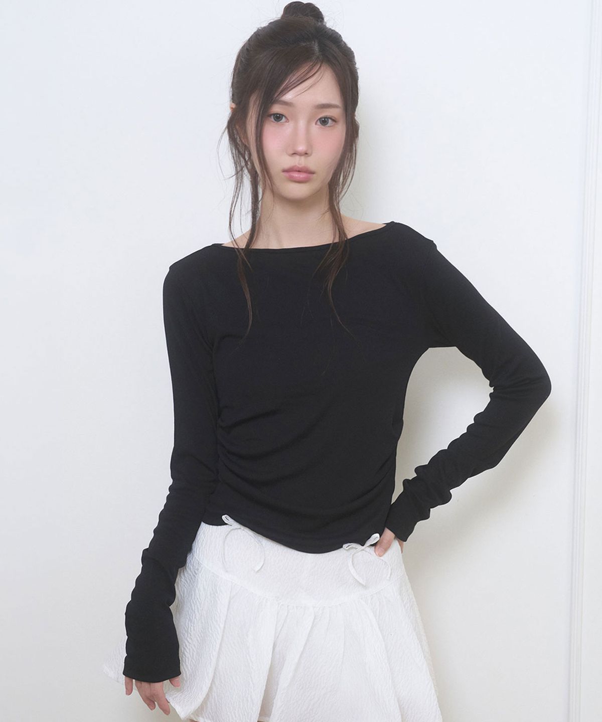리메크(LIEMÉQUE) 보트넥 드레이프 슬림 롱슬리브 블랙