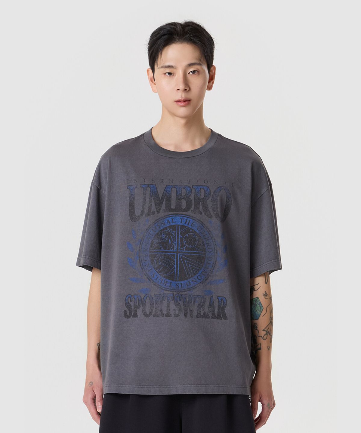 엄브로(UMBRO) 콘크리트 블룸 스프레이 이펙트 반팔 티셔츠 차콜 UR221CRS58