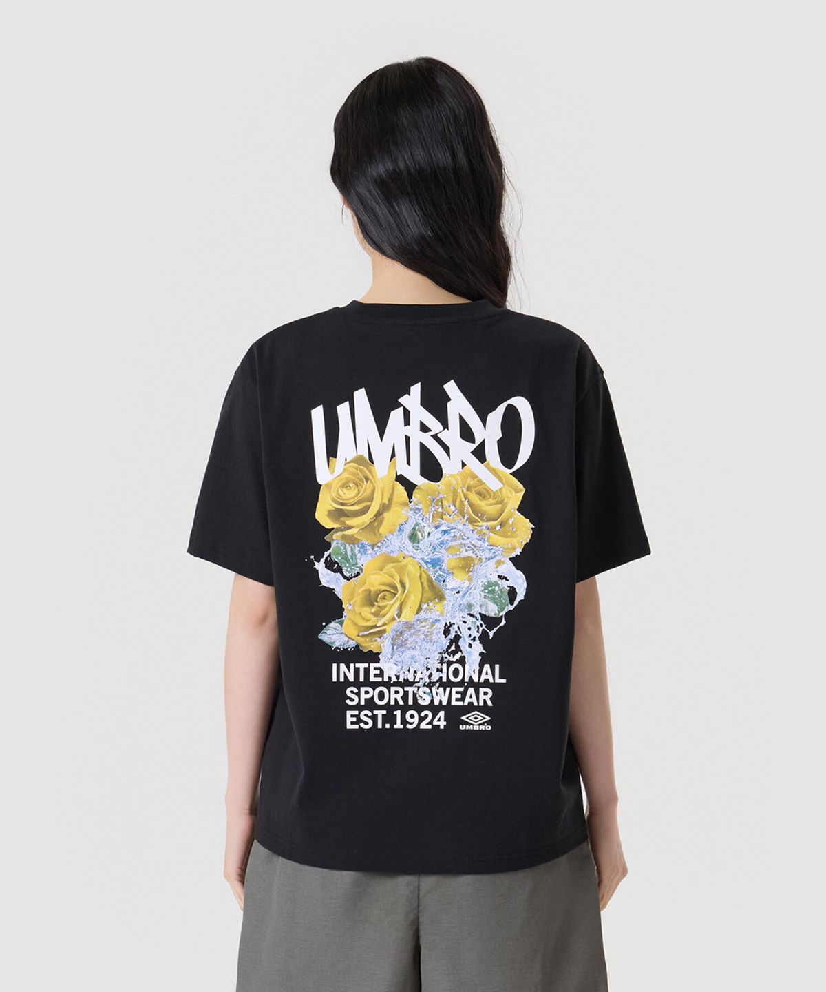 엄브로(UMBRO) 콘크리트 블룸 로즈 그래피티 반팔 티셔츠 블랙 UR223CRS56
