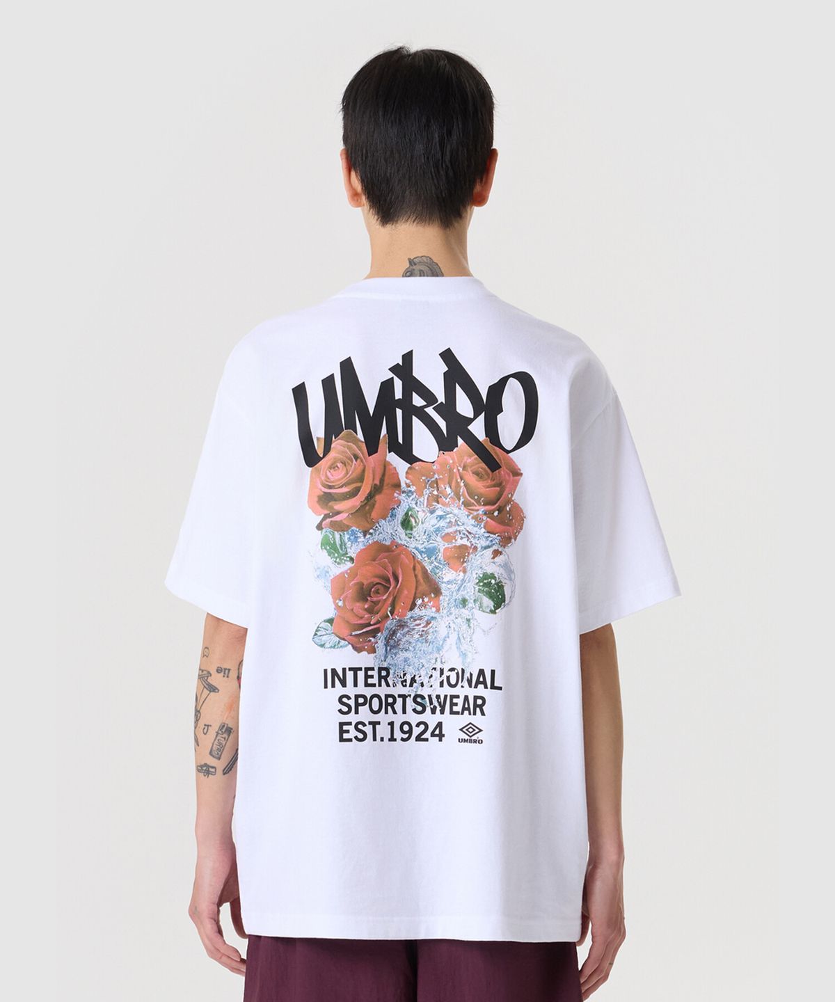 엄브로(UMBRO) 콘크리트 블룸 로즈 그래피티 반팔 티셔츠 화이트 UR223CRS56