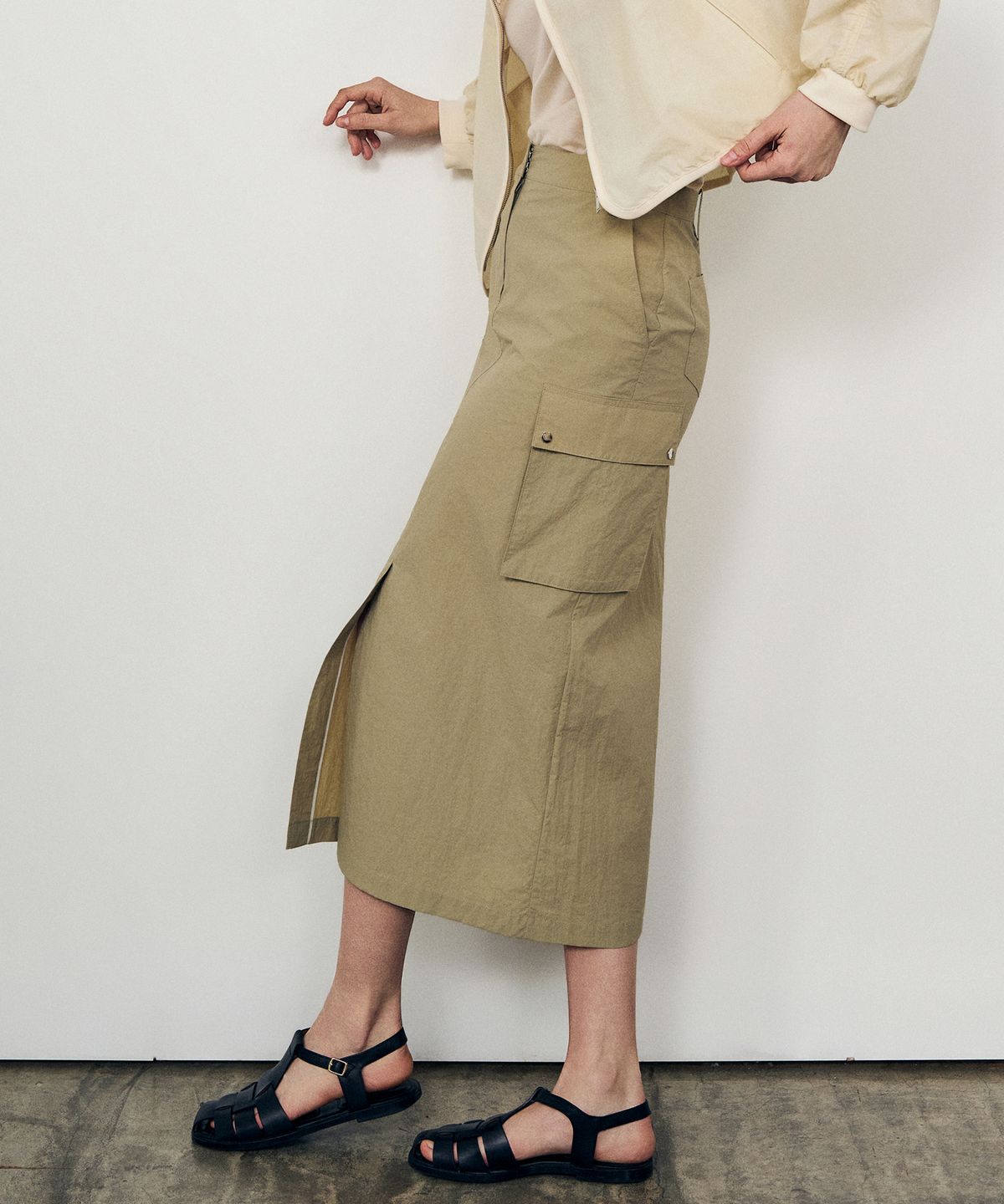 라넌큘러스(RANUNCULUS) 유틸리티 카고 미디 스커트_LIGHT KHAKI