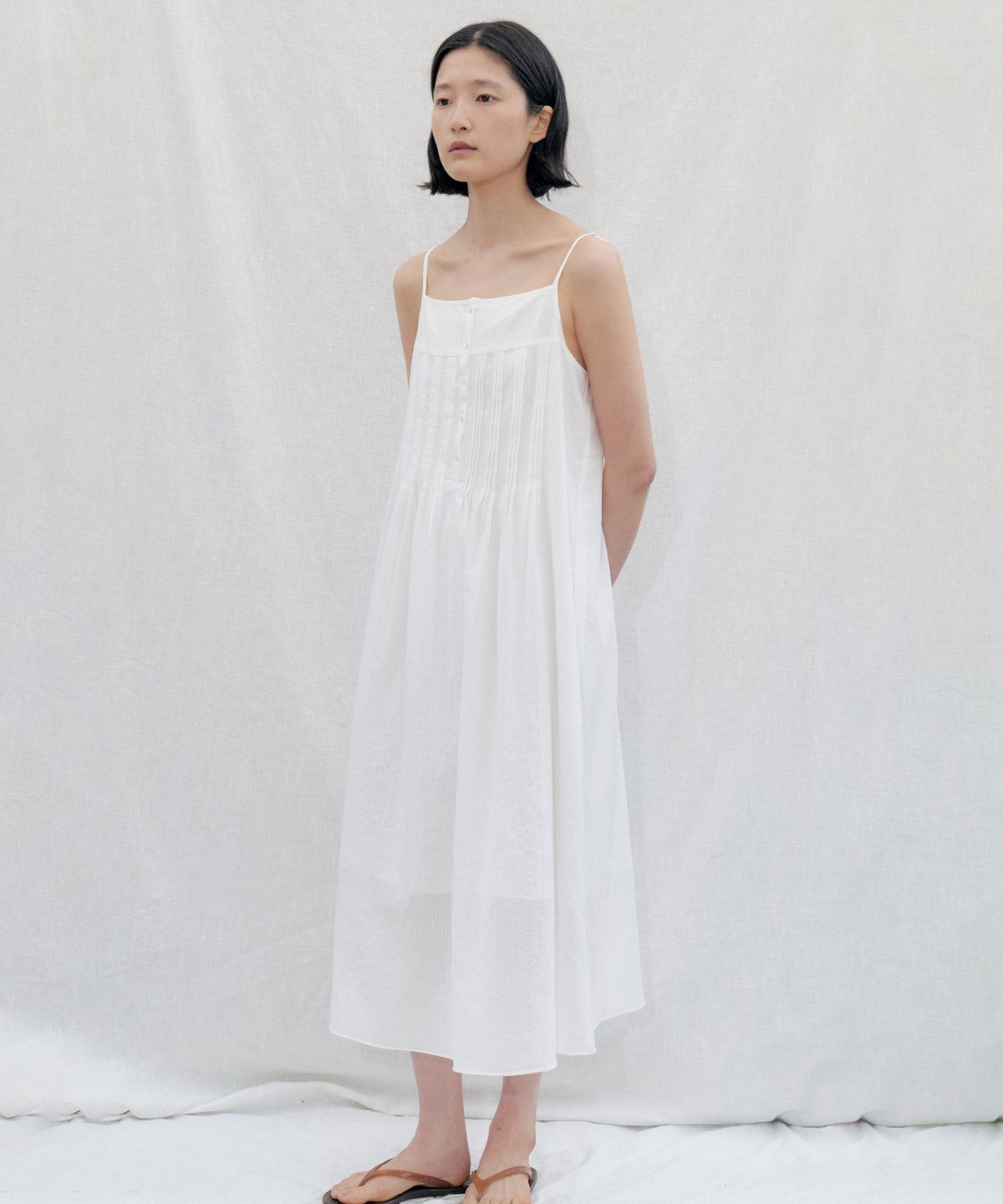 스텝어라운드(STEP AROUND) Pintuck Button Slip Dress_WHITE
