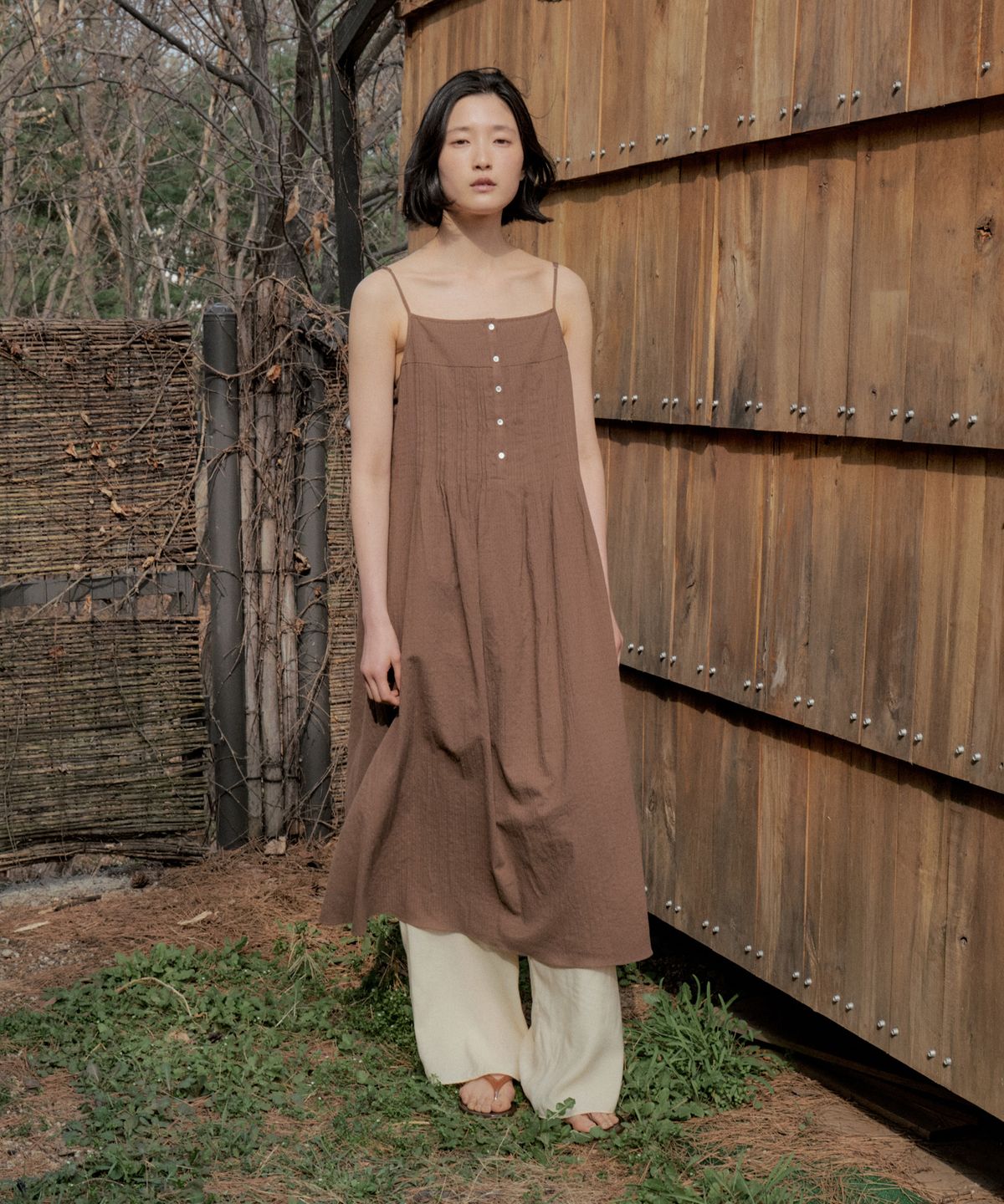 스텝어라운드(STEP AROUND) Pintuck Button Slip Dress_BROWN