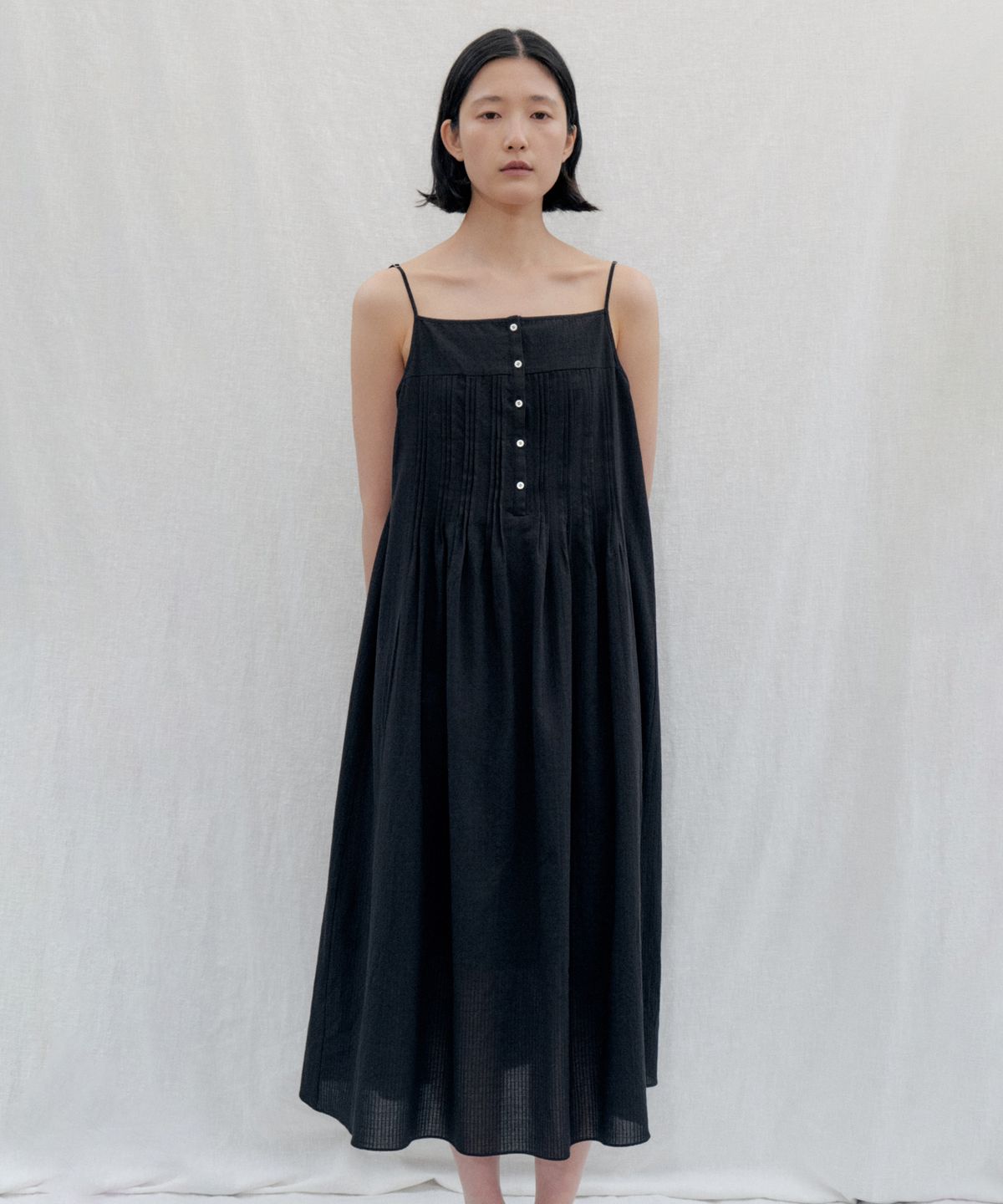 스텝어라운드(STEP AROUND) Pintuck Button Slip Dress_BLACK