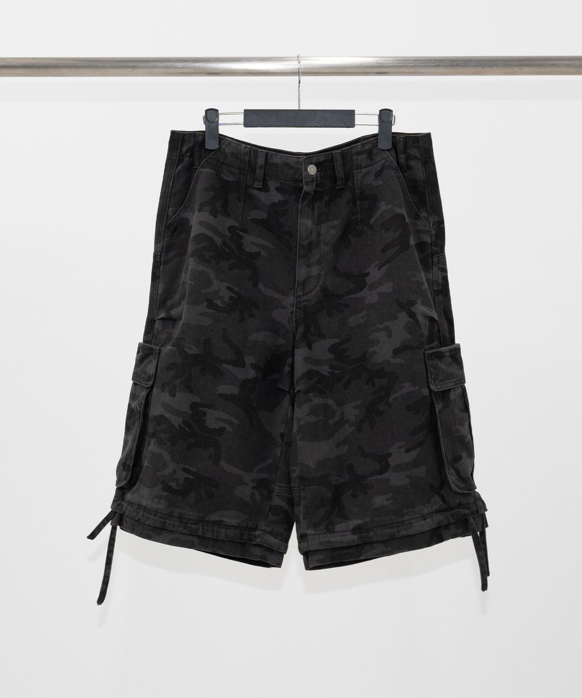이티씨이(ETCE) BACK ZIPPER CARGO SHORT (CAMO)