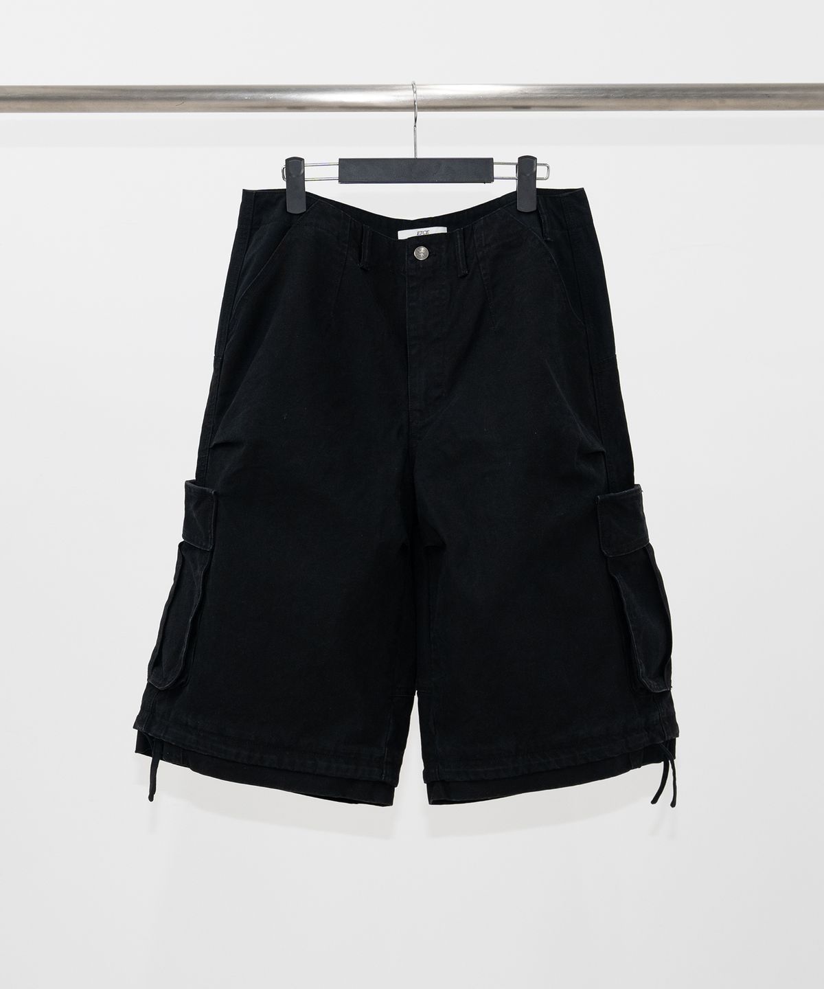 이티씨이(ETCE) BACK ZIPPER CARGO SHORT (BLACK)