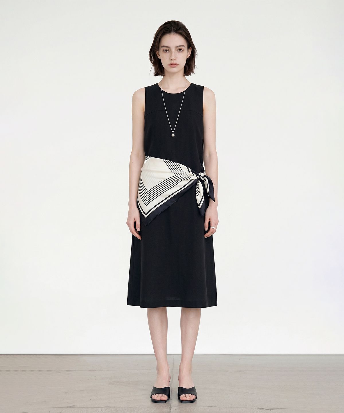 룩캐스트(LOOKAST) 아이린 코튼 슬리브리스 드레스_블랙 / IRENE COTTON SLEEVELESS DRESS_BLACK