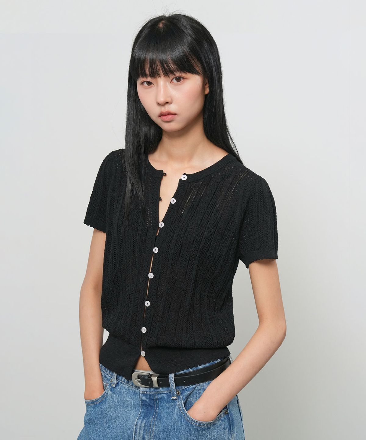 제너럴아이디어(GENERALIDEA) 펀칭 스캘럽 하프 가디건 [BLACK] / GF2LKC535