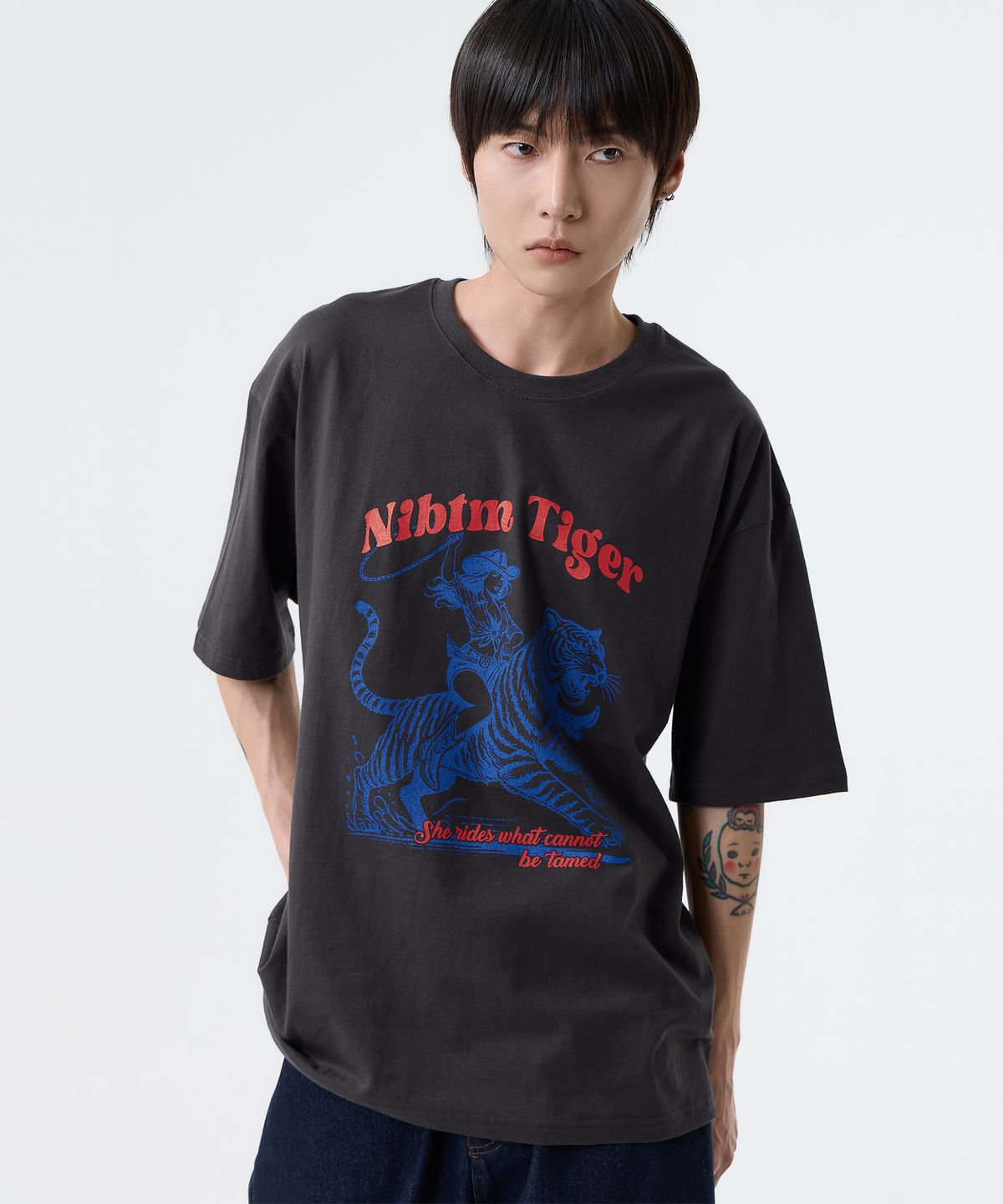 낫띵이즈베럴댄미(NOTHINGISBETTERTHANME) COWGIRL TIGER GRAPHIC TEE_charcoal