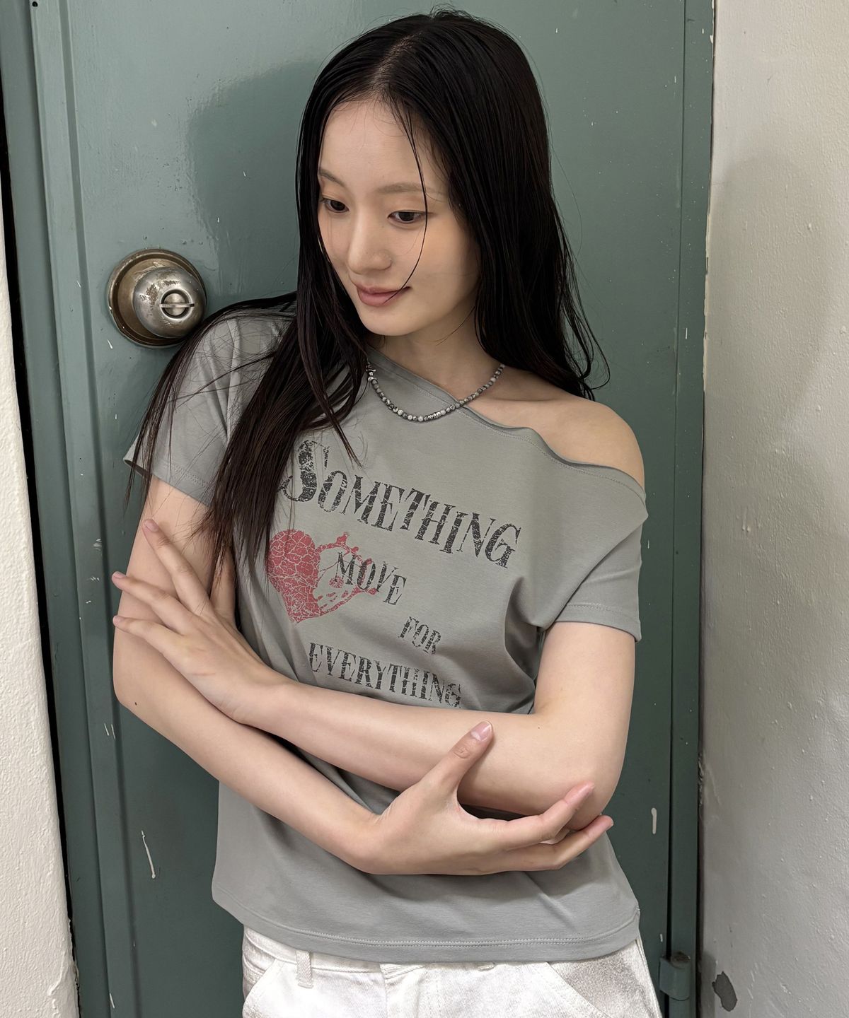 데프가먼츠(DEFGARMENTS) SOMETHING HEART OFF-SHOULDER T-SHIRTS [2COLOR]