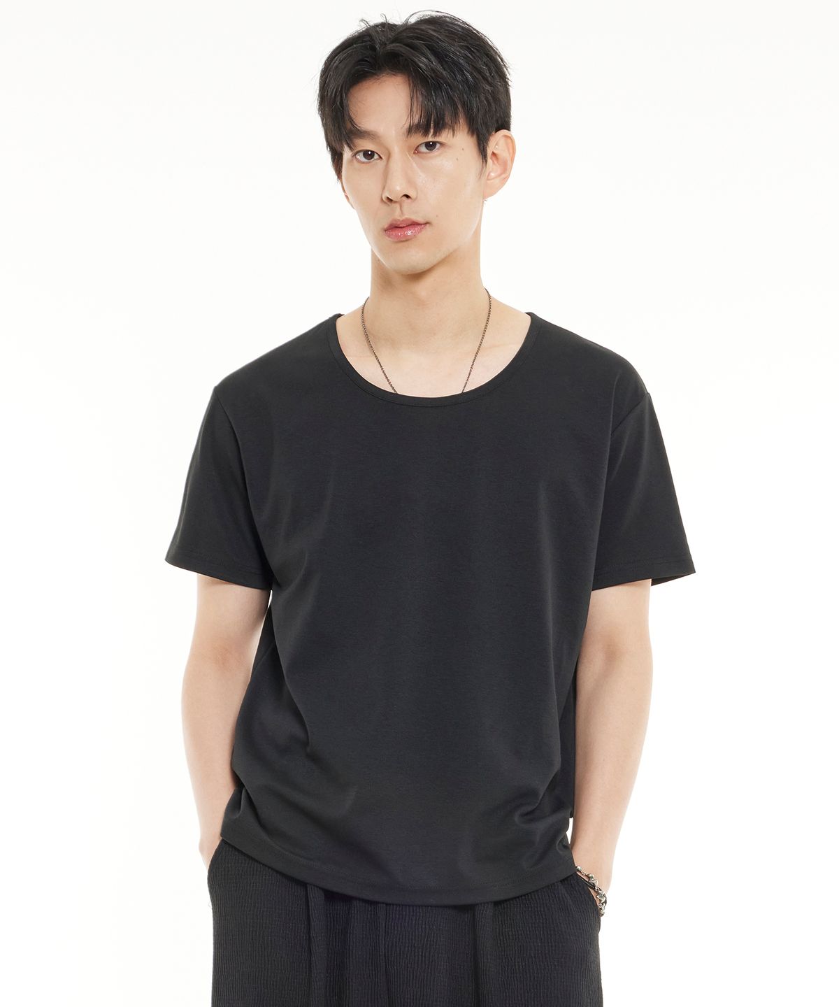 미니멀코드(MINIMALCODE) 베이직 U넥 라운드 티셔츠 블랙
