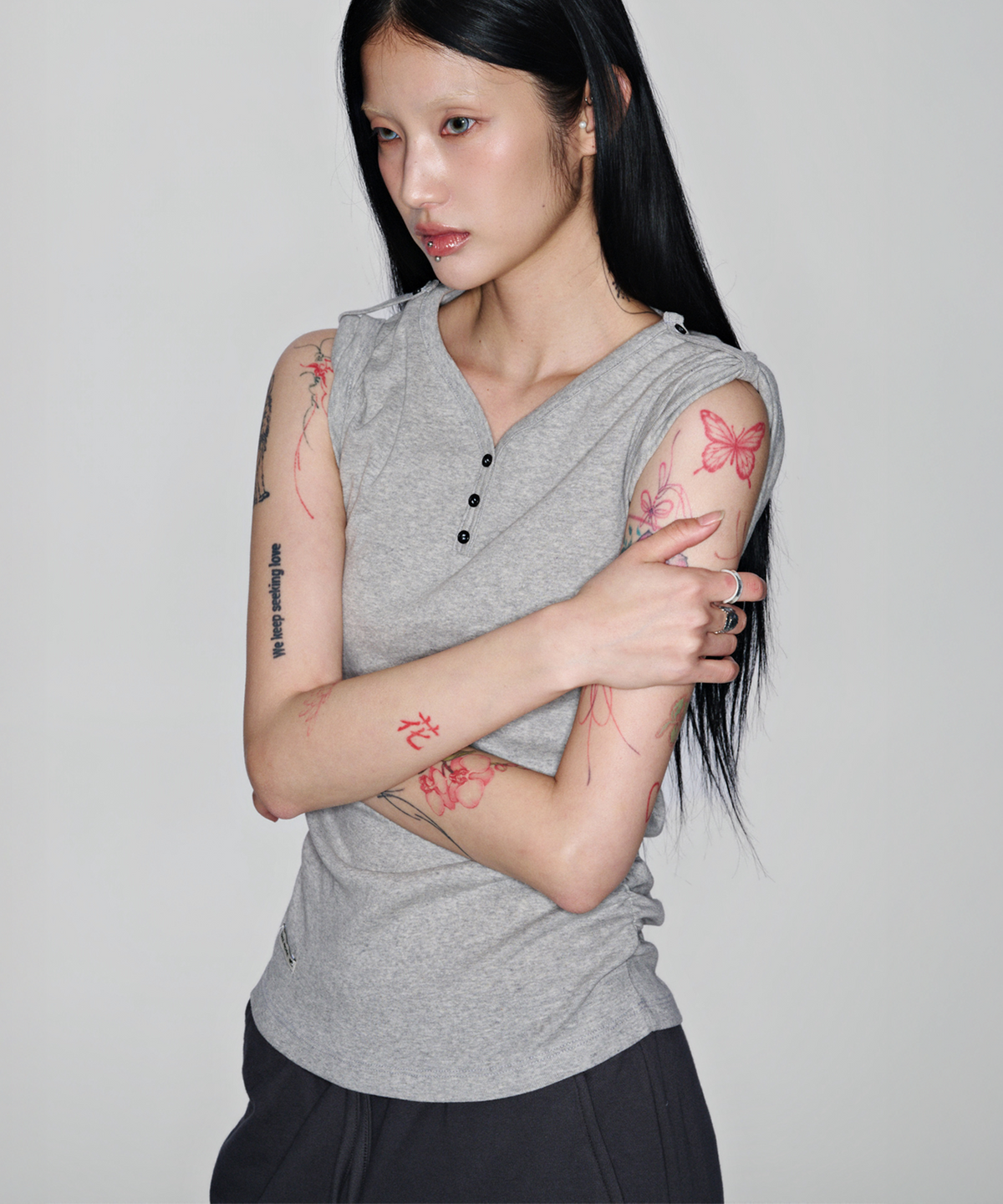 소흘(SOHUL) Shoulder Tab T (그레이)
