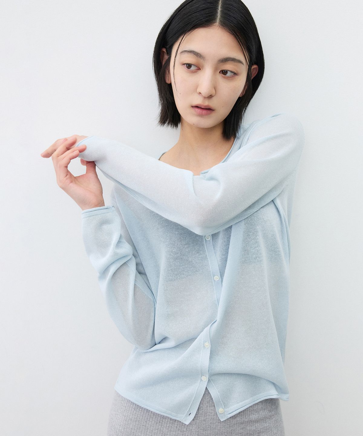 수아레 우먼(SUARE WOMEN) (우먼)라이트 시어 린넨 가디건 애쉬 블루