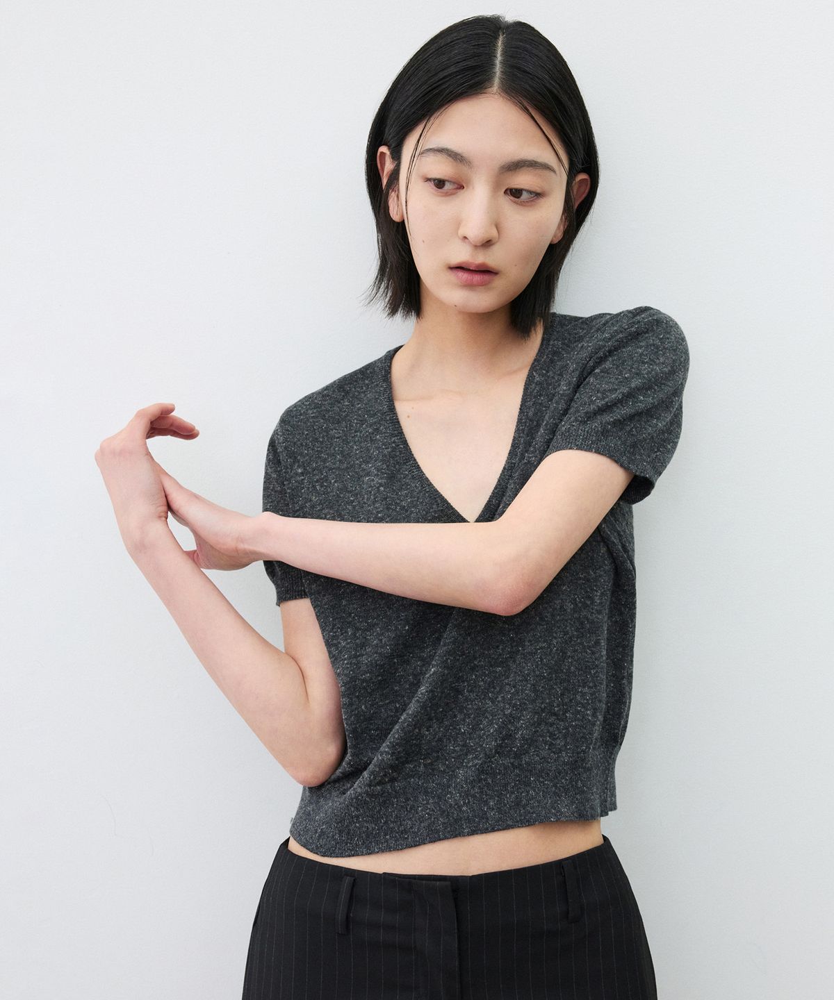 수아레 우먼(SUARE WOMEN) (우먼)린넨 페이드 브이넥 하프 니트 차콜