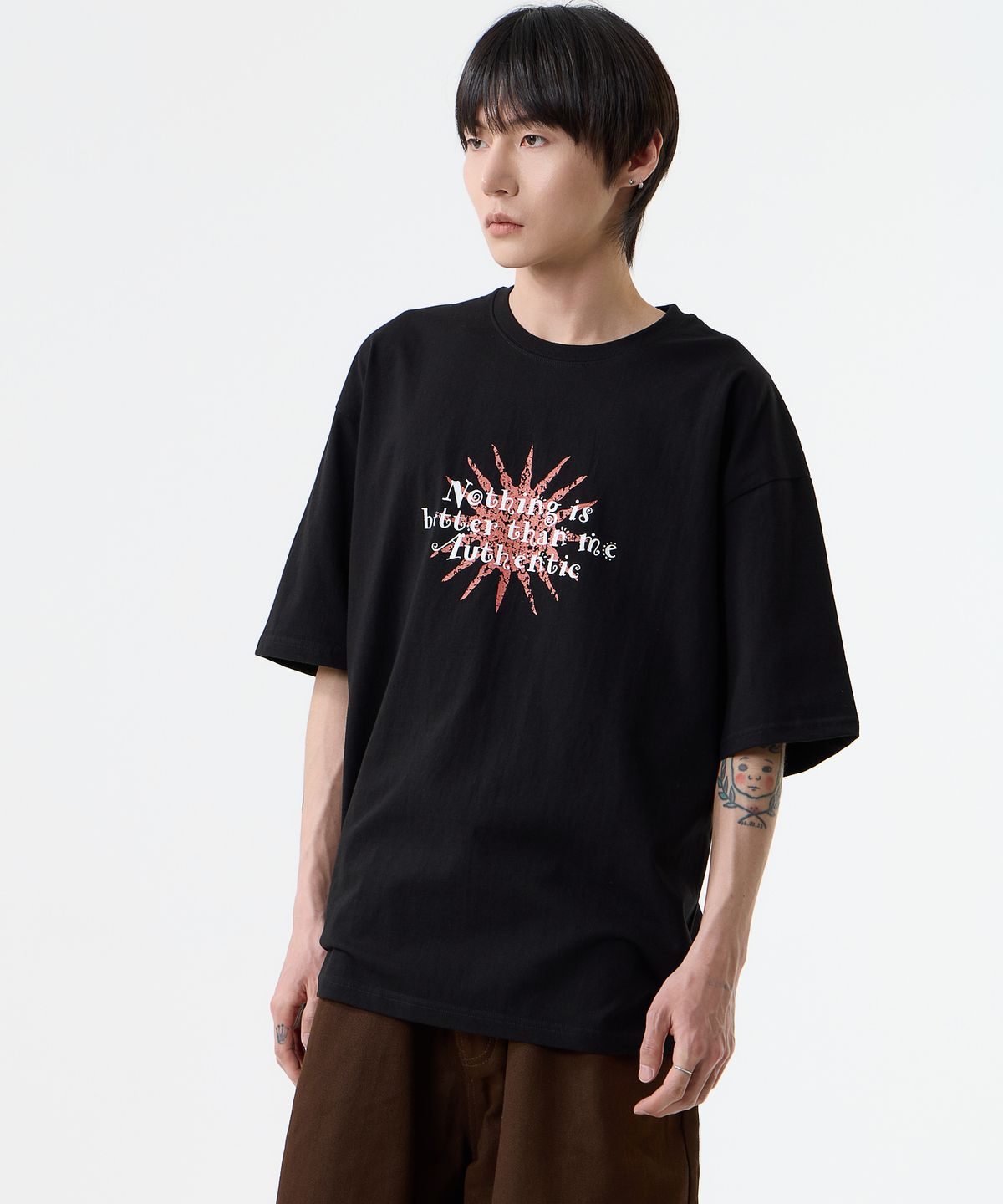 낫띵이즈베럴댄미(NOTHINGISBETTERTHANME) SUN LETTERING TEE_black